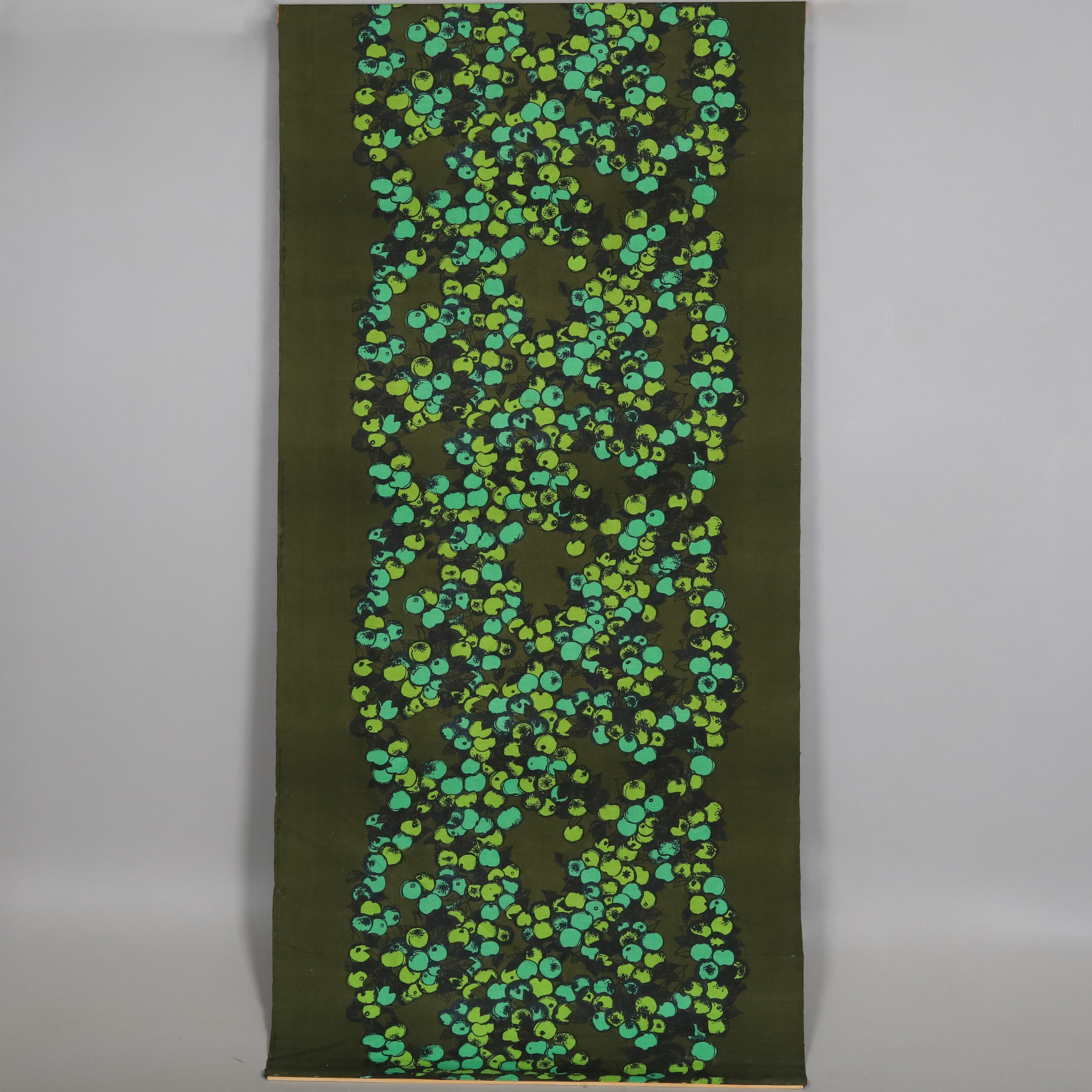 SVEN FRISTEDT "Äppelviken", tyg/väggbonad, Borås, 261 x 118 cm.
