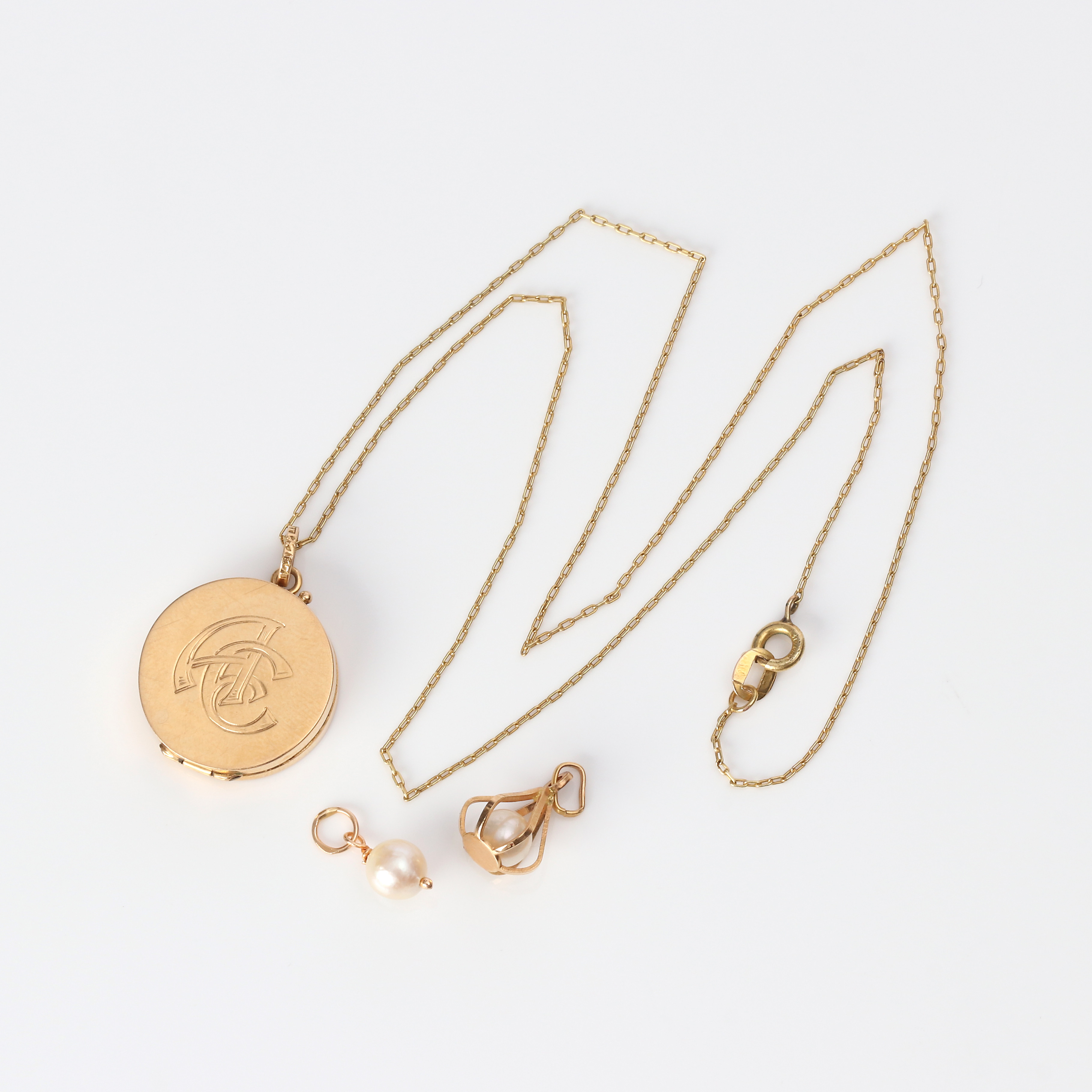 MEDALJONG OCH TVÅ HÄNGEN. 18k guld med odlade pärlor, länk i 8k guld.