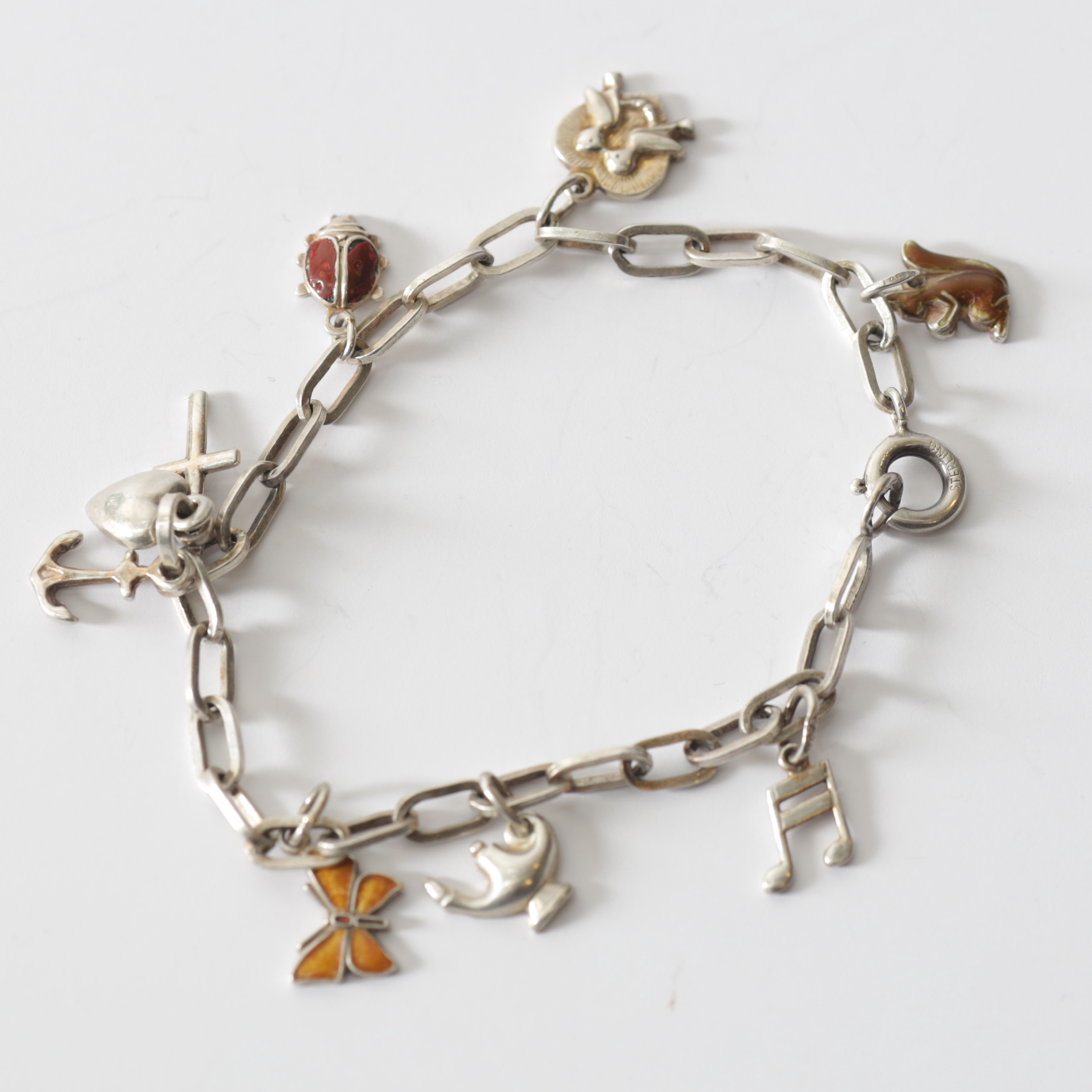 ARMBAND, silver, ankar-länk med berlocker. Totalvikt ca 8,9 gram.