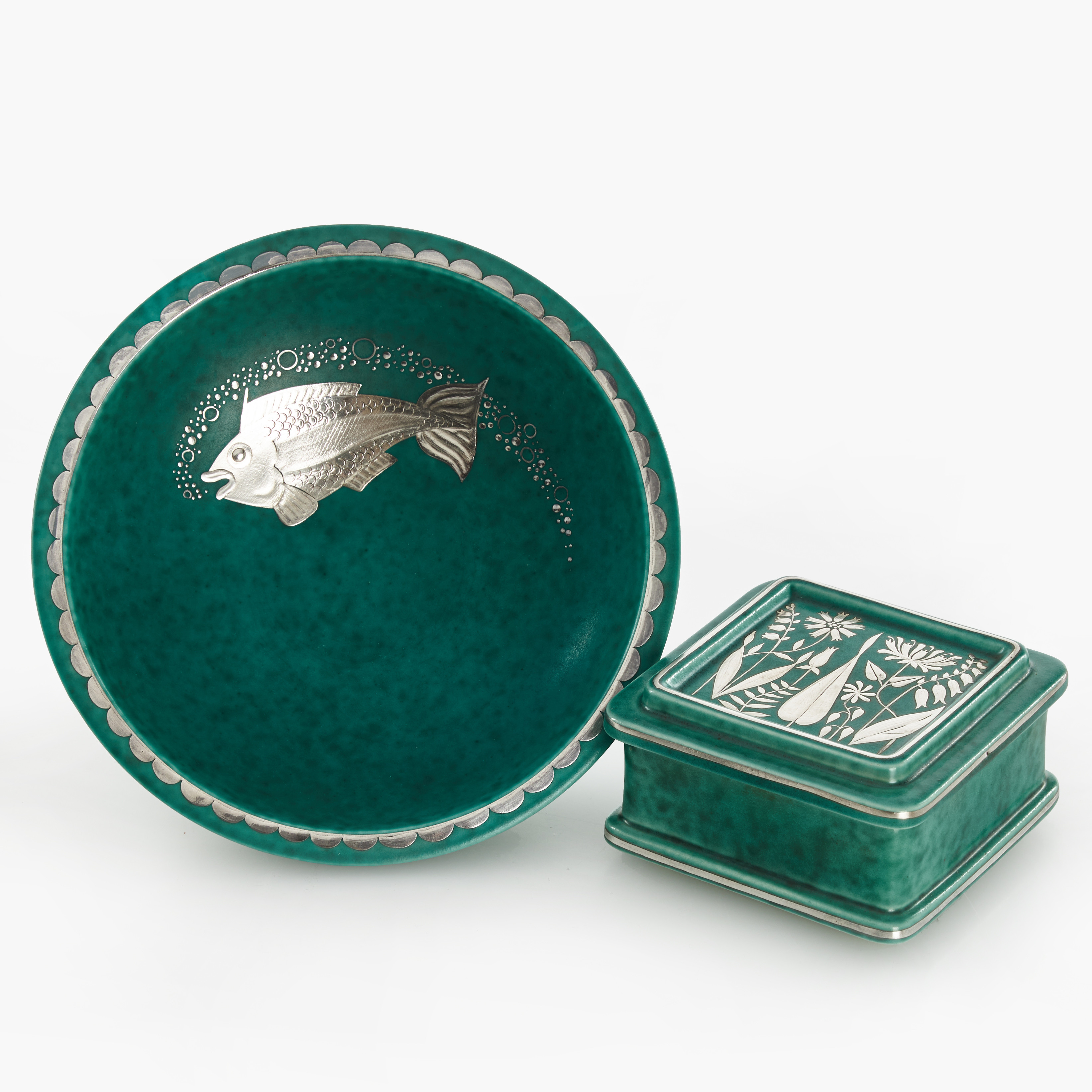 WILHELM KÅGE. Fat samt ask, "Argenta", Gustavsberg, 4991717. WILHELM KÅGE. vas, "Argenta", Gustavsberg, grönmelerad glasyr med handmålad silverdekor.