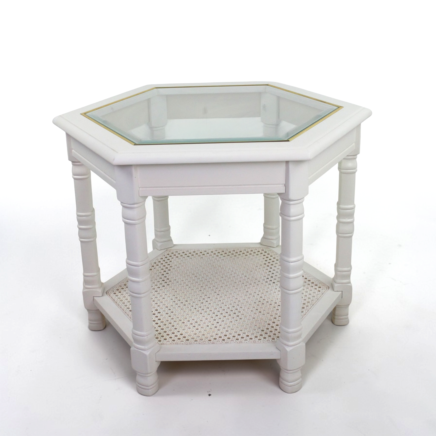 LAMPBORD, vitmålat trä, glasskiva, tidningshylla av rotting, nutida.