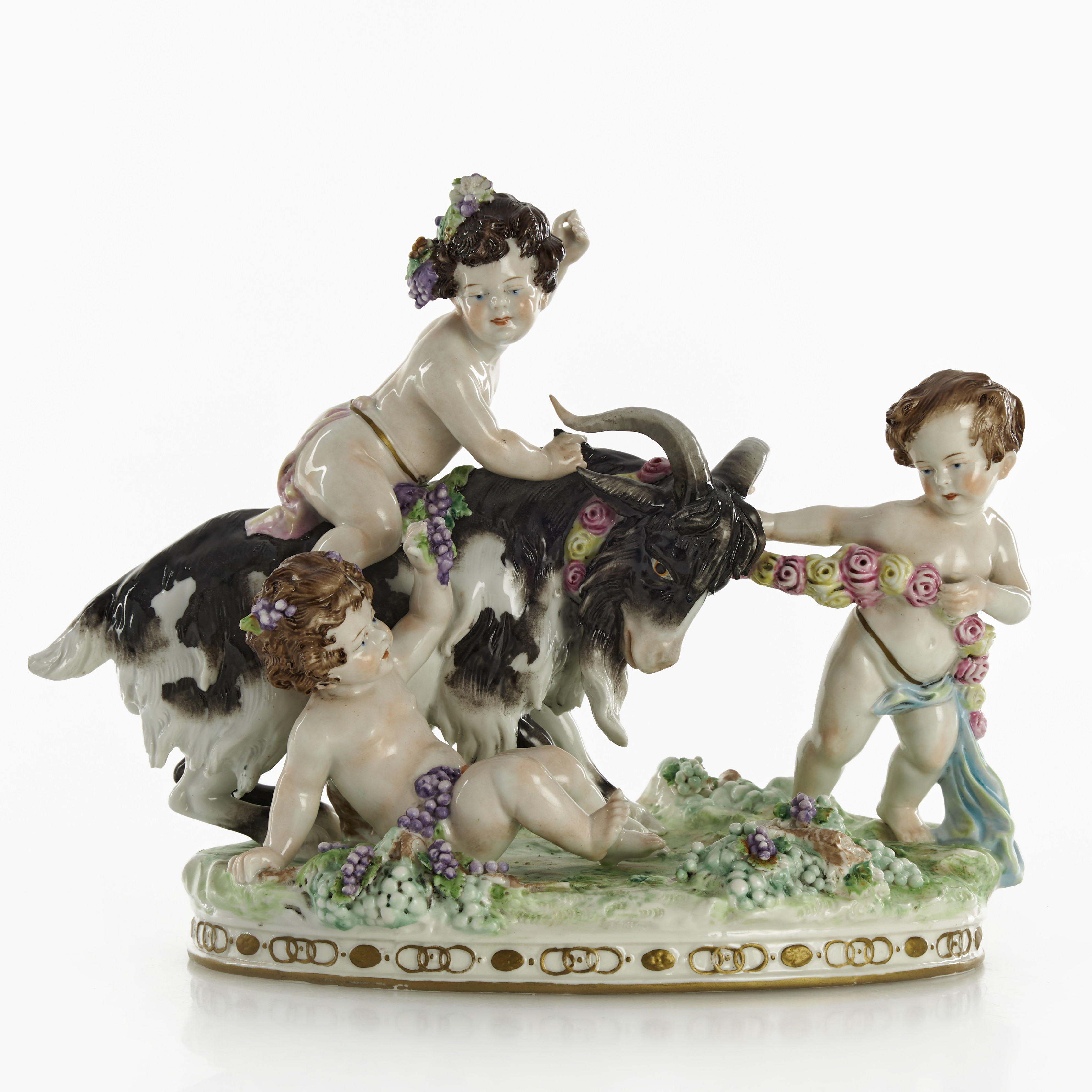 FIGURGRUPP, porslin, get med lekande putti, märkt med krönt N, sannolikt Capodimonte, Italien, 1900-talets första del.