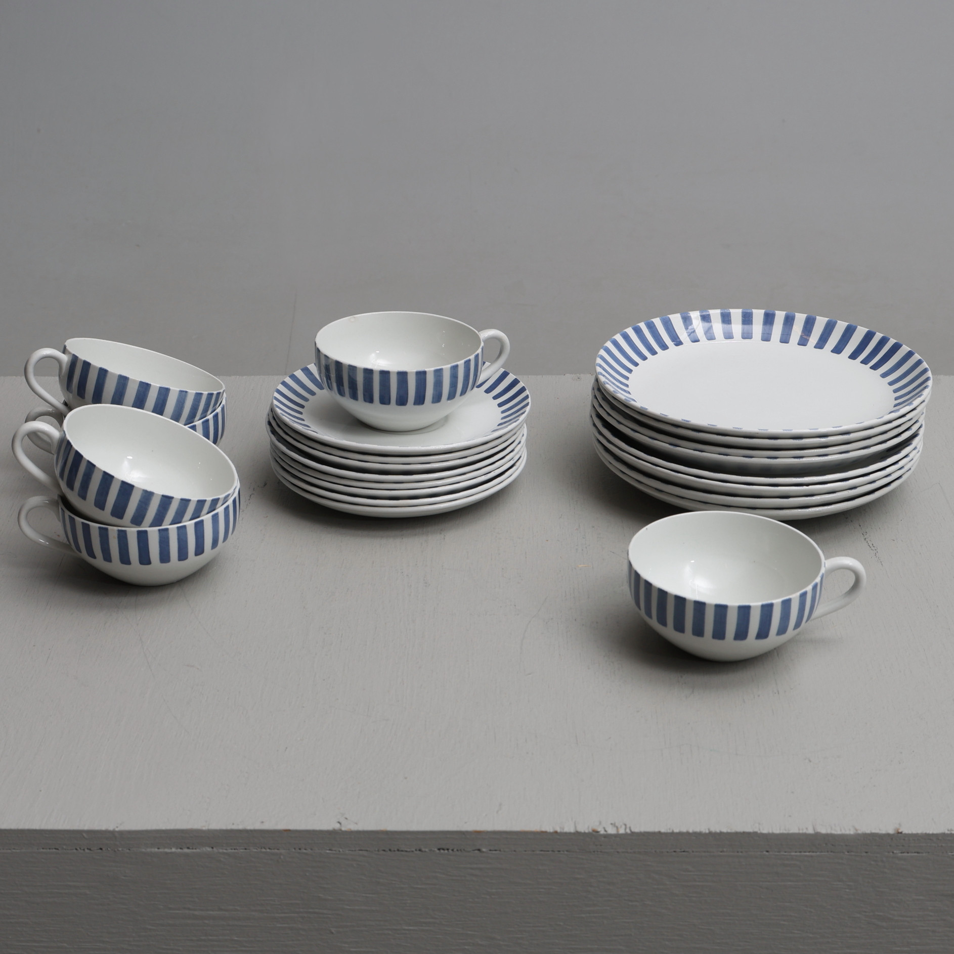 KARIN BJÖRQUIST. TESERVISDELAR, 22 delar, flintgods, "Tea blå", Gustavsberg.