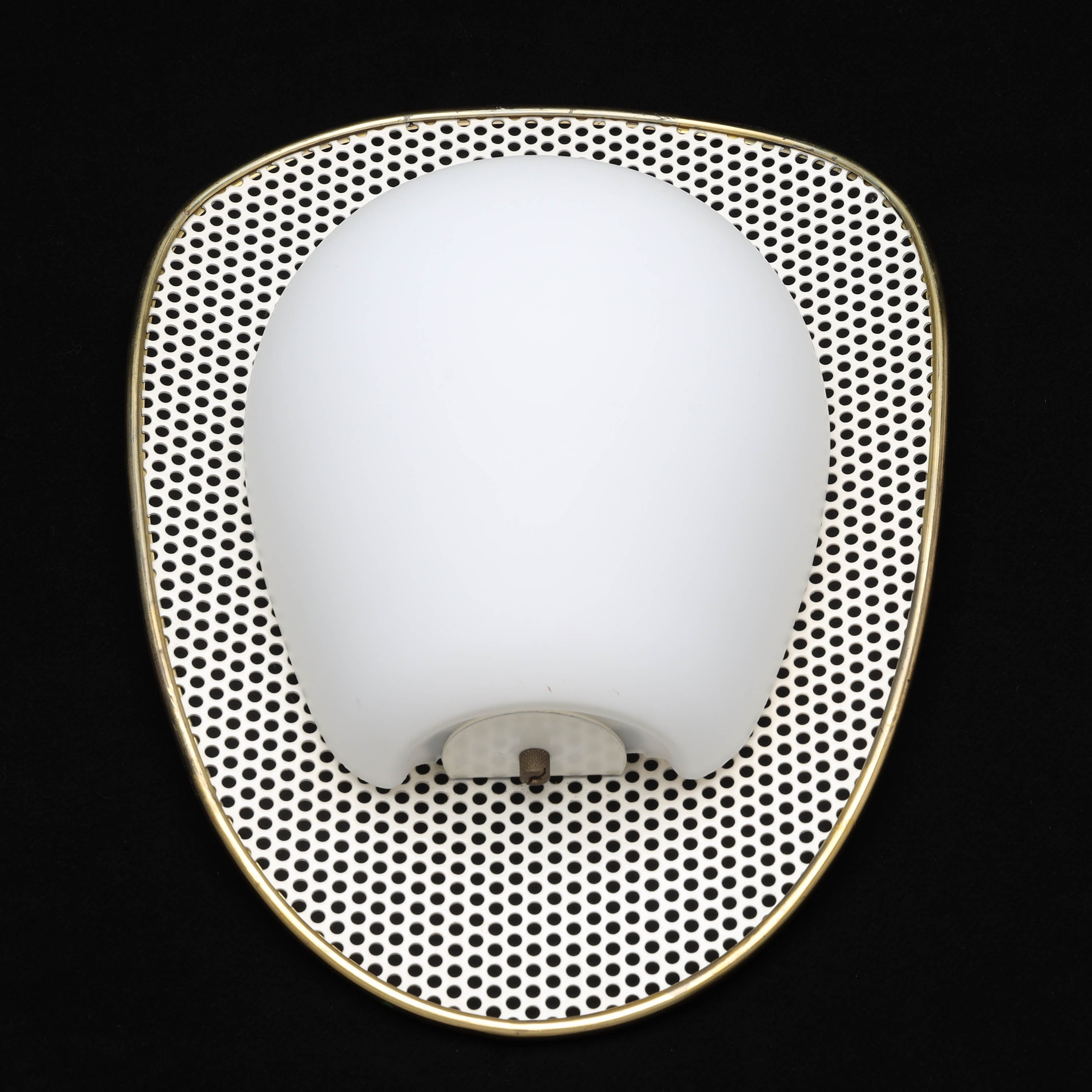 VÄGGLAMPETT/VÄGGLAMPA, perforerad metall med mässingskant & opalglas, 1950/60-tal.