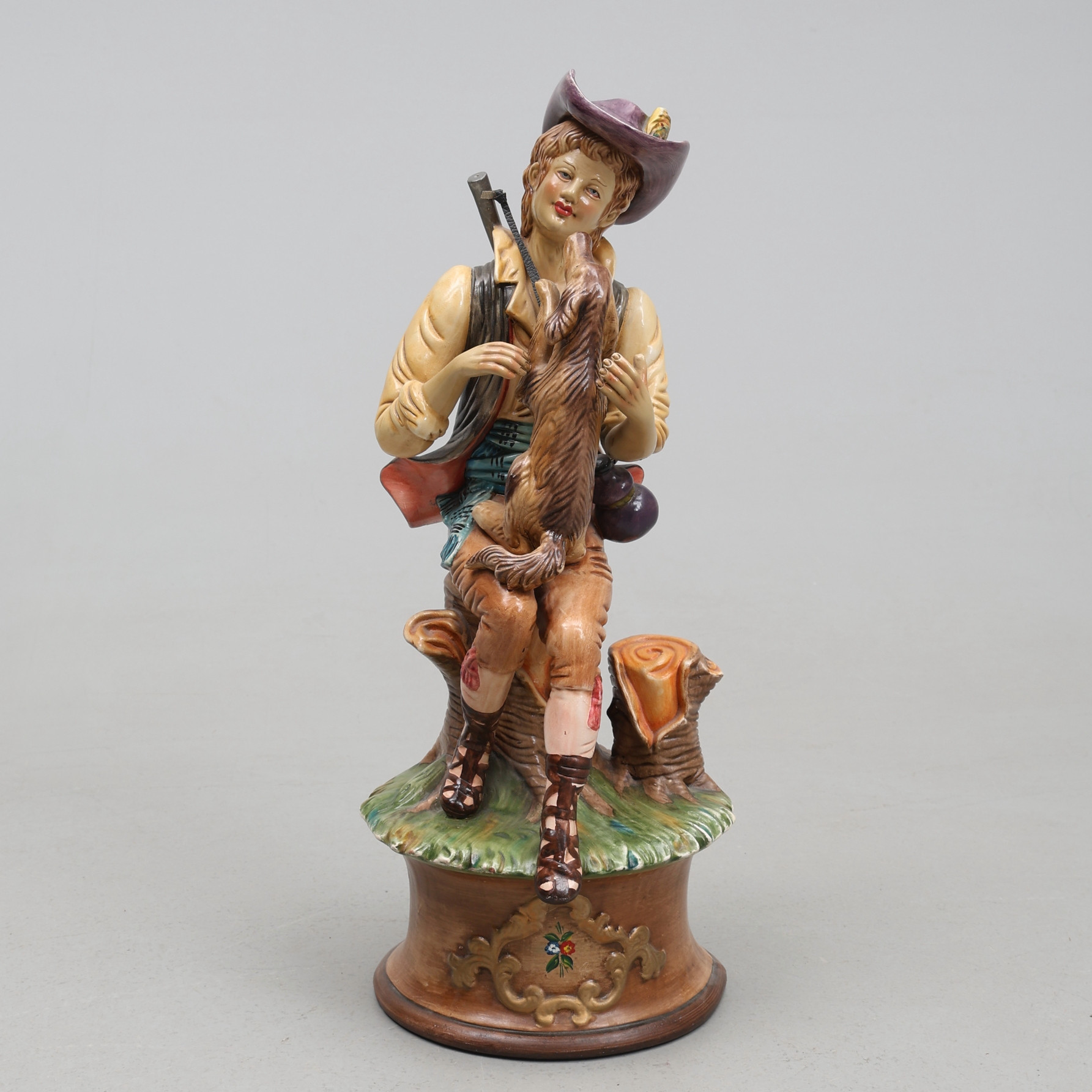 SKULPTUR/FIGURIN, jägare med hund, keramik.