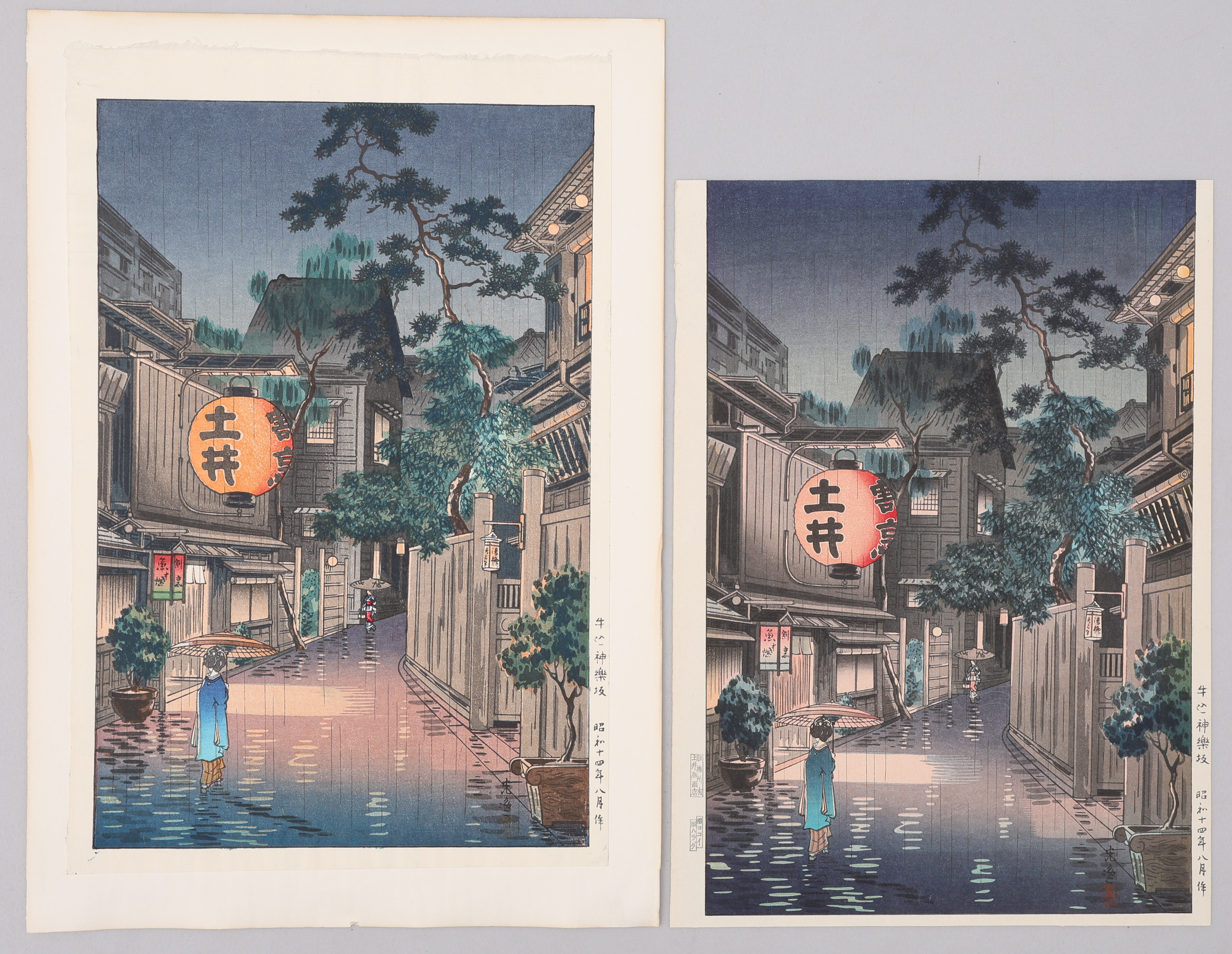 TSUCHIYA KOITSU 1870-1949. TVÅ TRÄSNITT, "USHIGOME KAGURA-ZAKA", UTFÖRD 1939, TVÅ OLIKA SENARE UPPLAGOR.