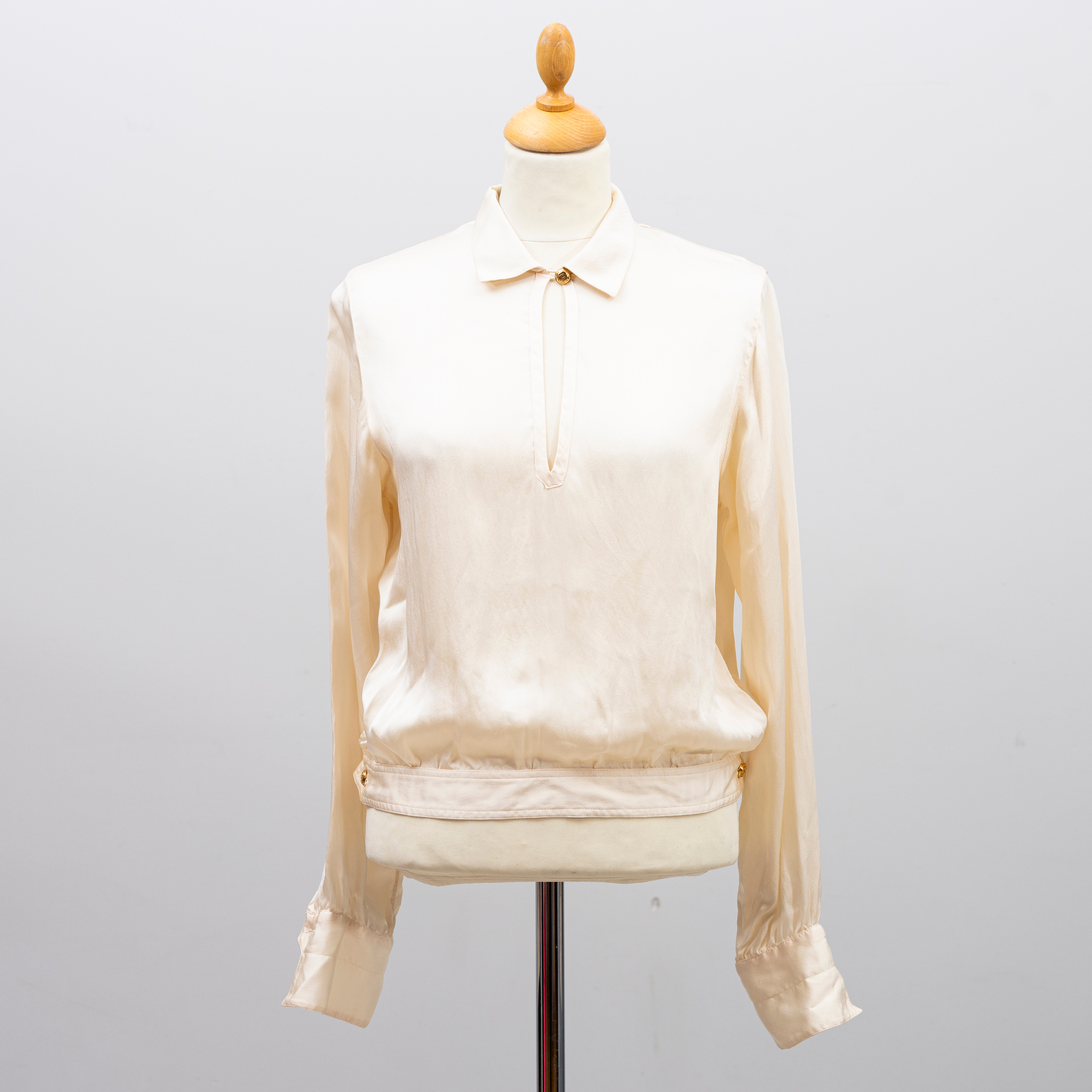 CHANEL. Blus, siden, fransk storlek 40.