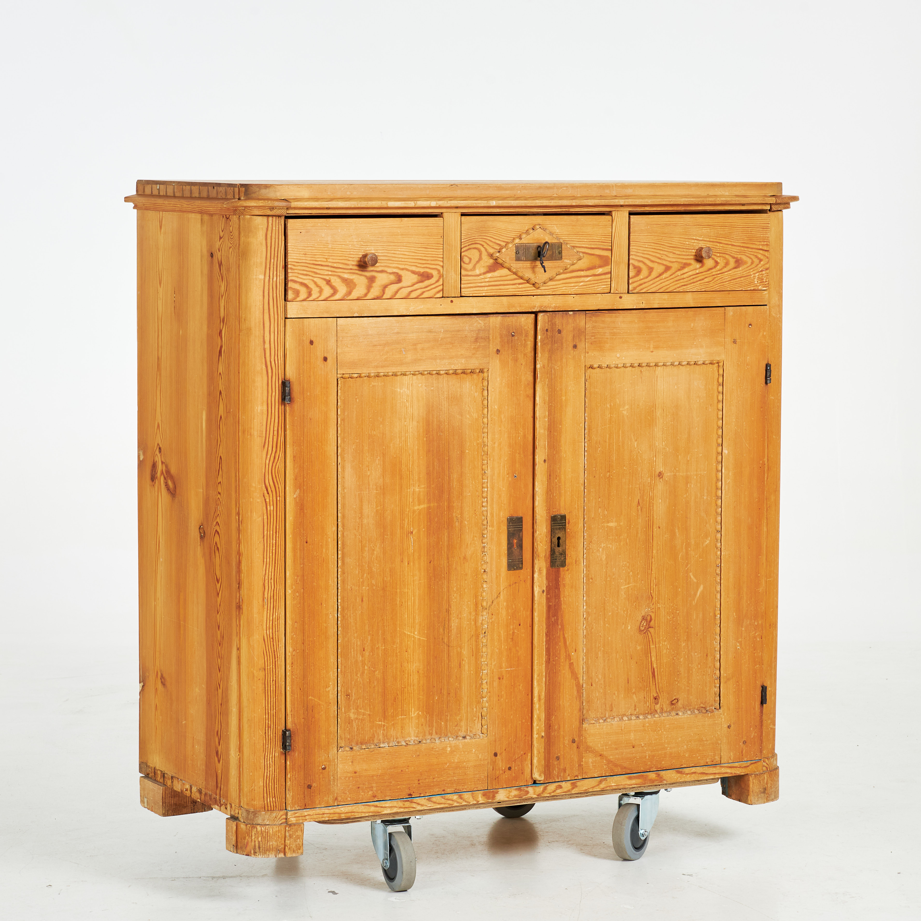 SKÄNK, sekelskiftet 18/1900-tal, furu, 3 lådor i sarg, pardörrar.