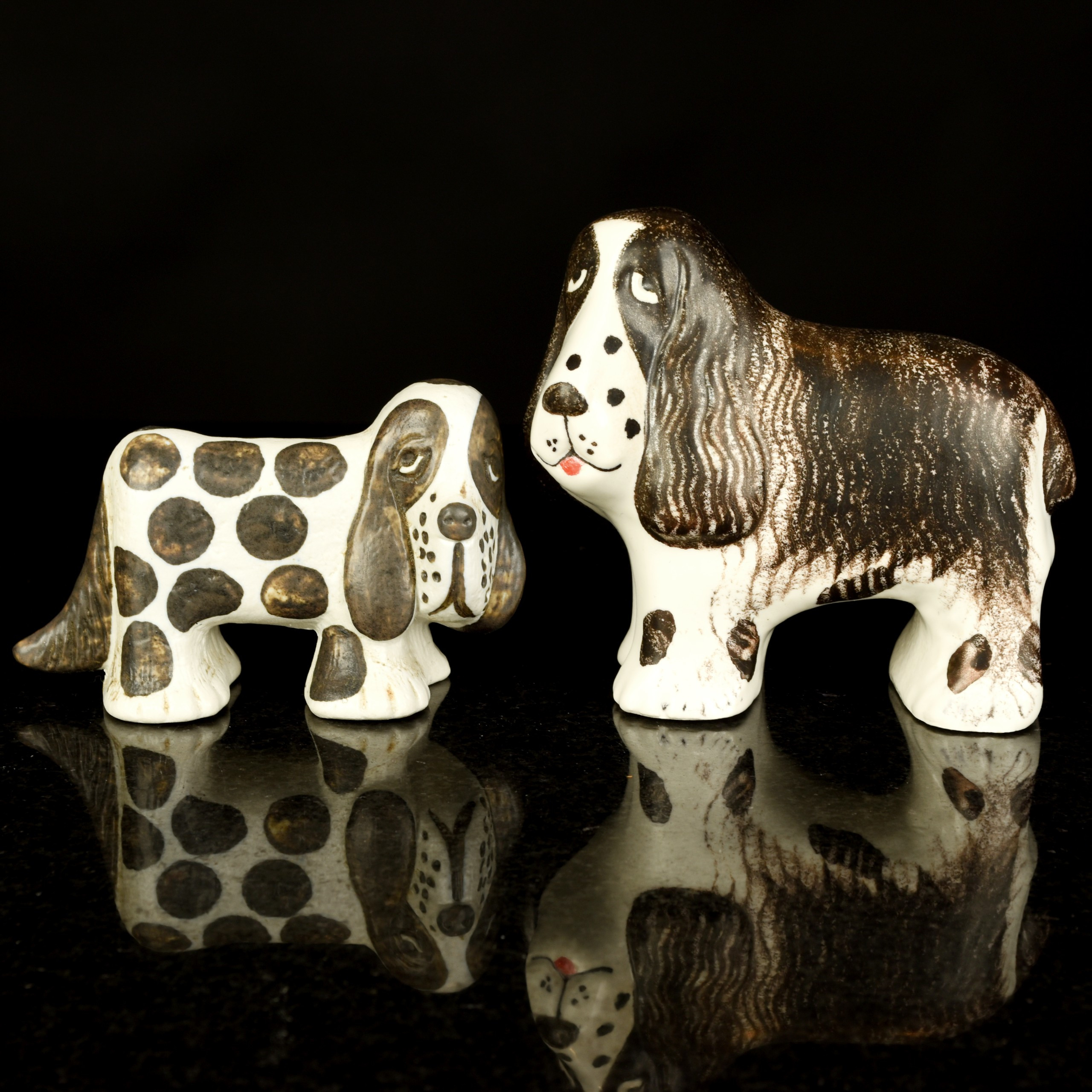 LISA LARSON. Figuriner "Spaniel fläckig" ur serien "Kennel", stengods, K-Studion, Gustavsberg (2st).