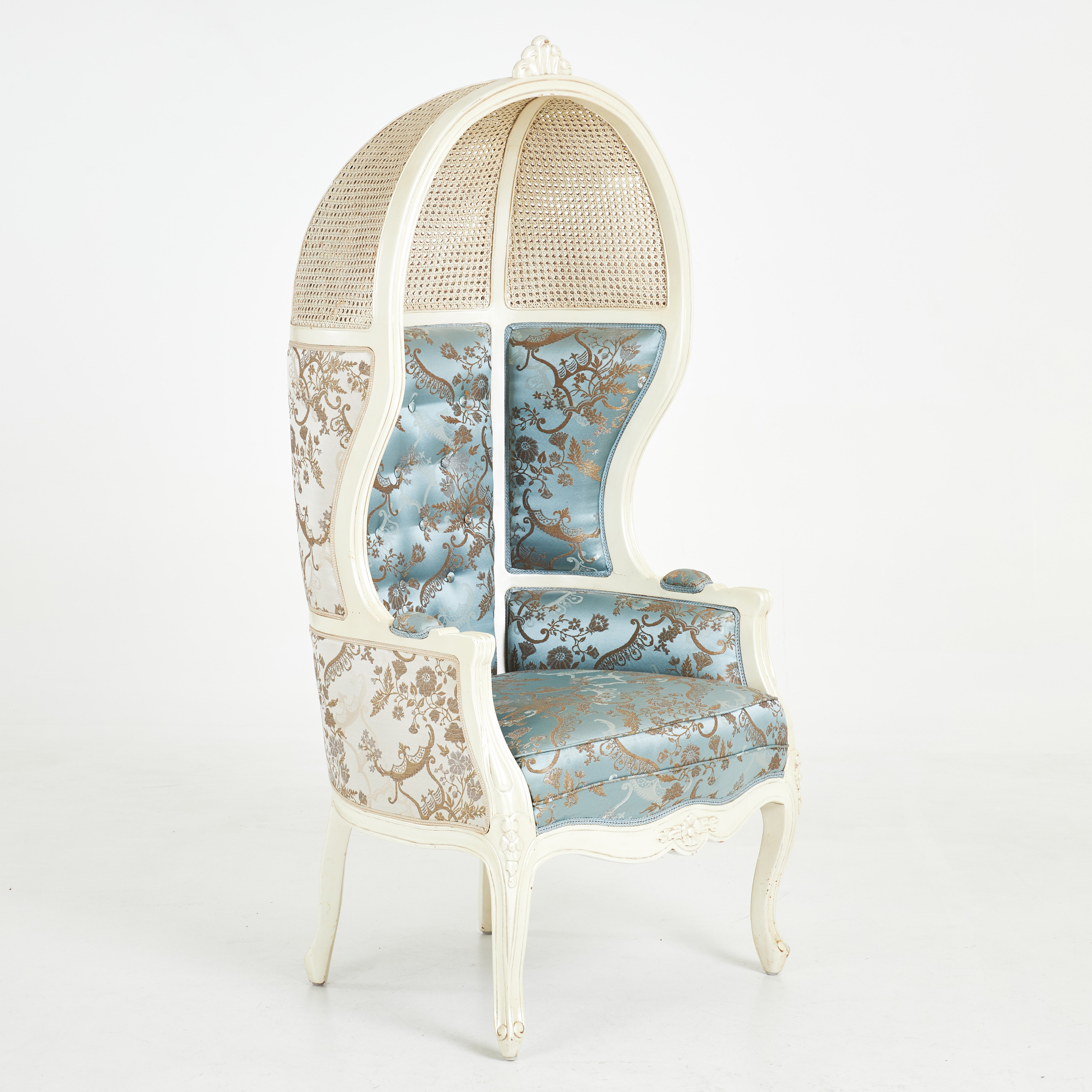 FÅTÖLJ, sk. bärarstol, vitmålad stomme i trä, skuren dekor, rotting, klädsel i textil, 1900-tal.