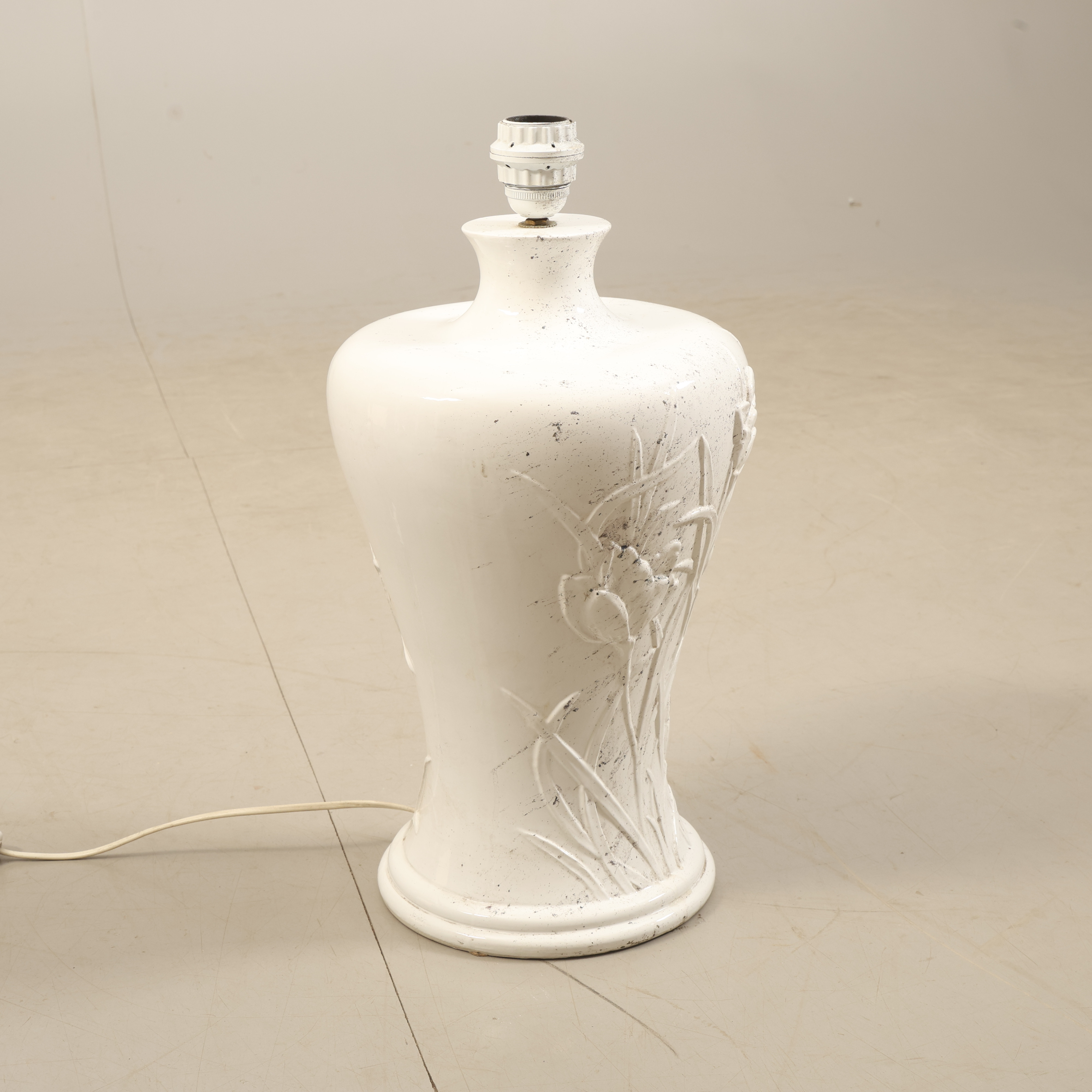 BORDSLAMPA, reliefdekor, Italien, 1900-talet mitten hälft.