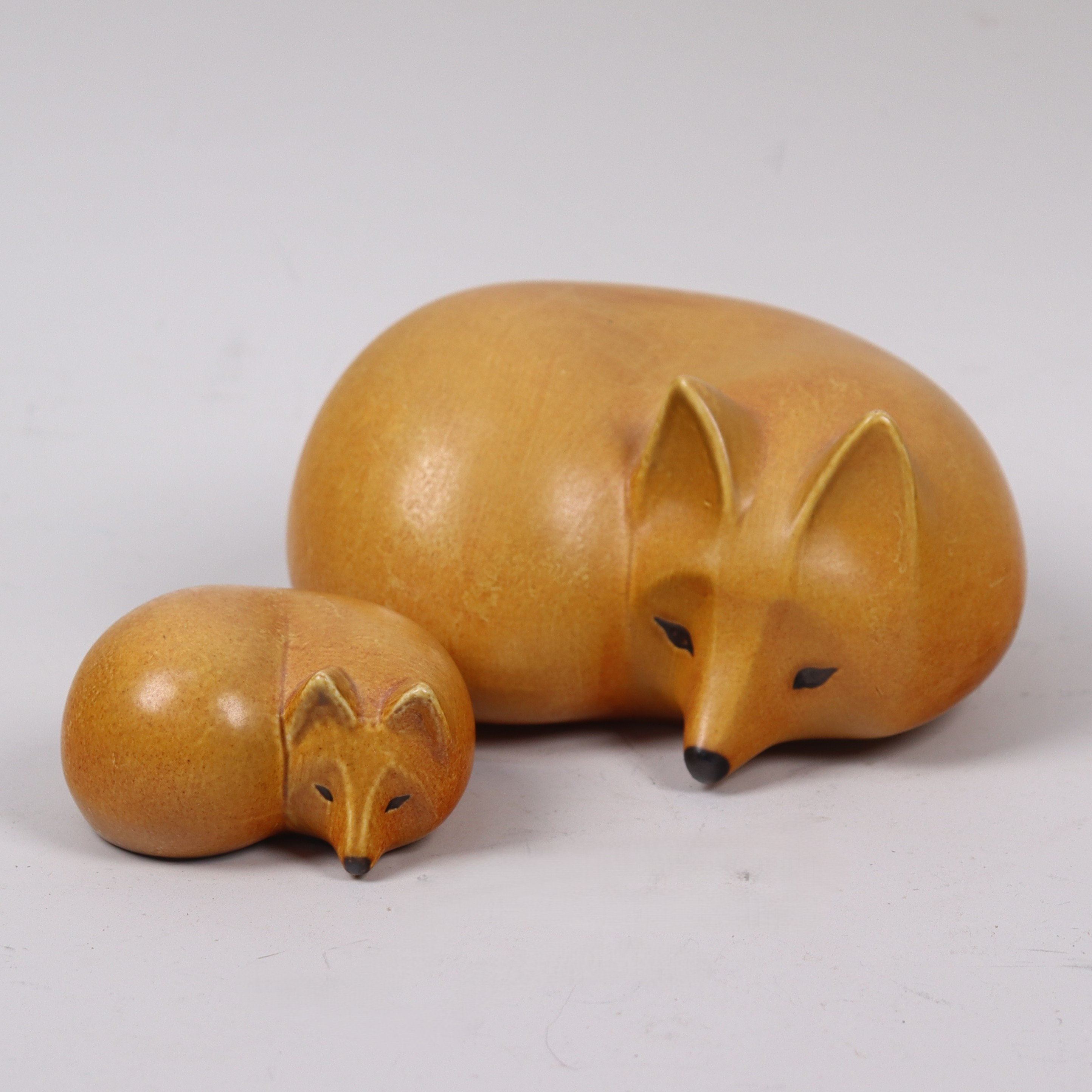 LISA LARSON. figuriner, rävar från serierna "Skansen" och "Lillskansen", Gustavsberg, stengods, 2 st.