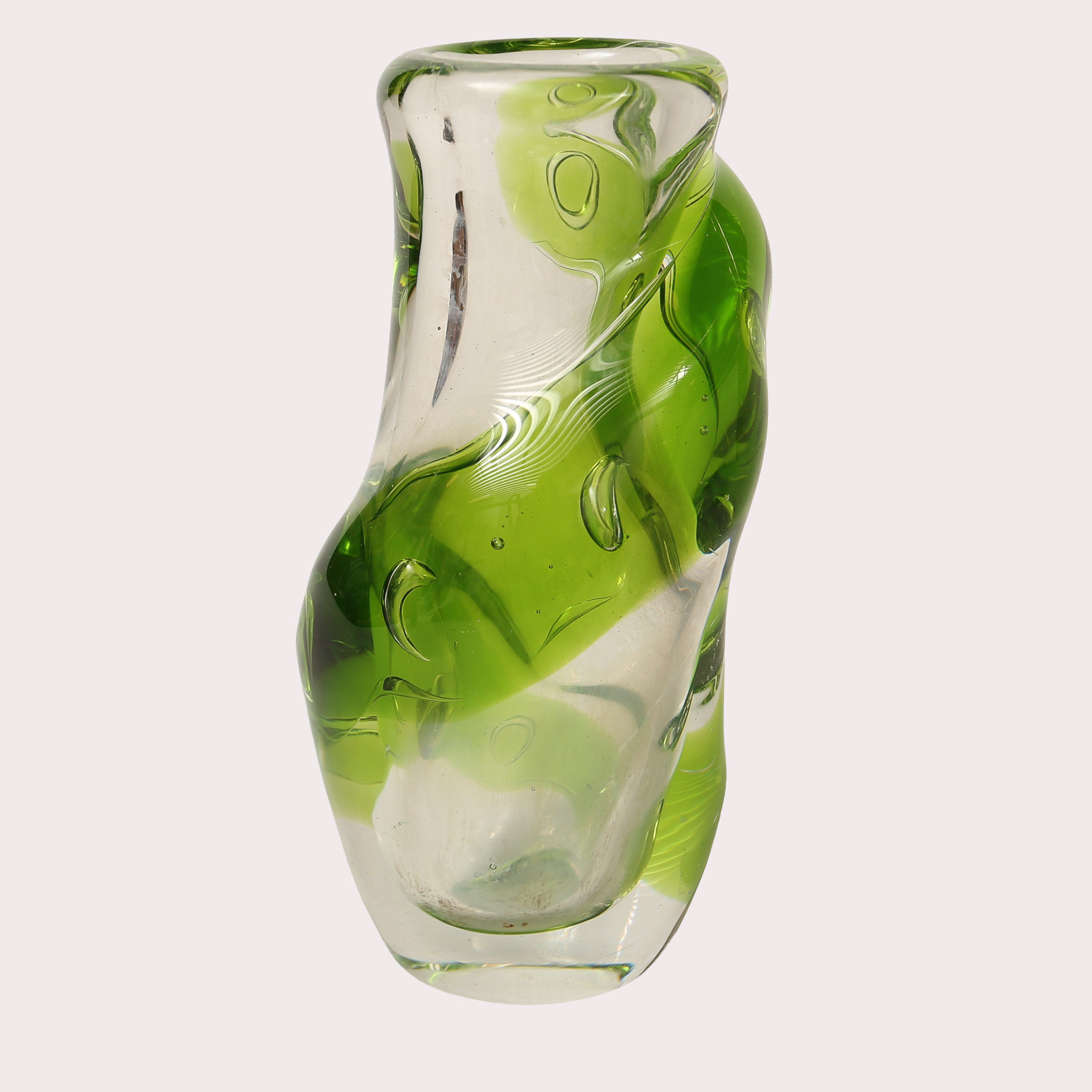 PAUL KEDELV. Vas, "Sari", Reijmyre, klarglas med underfång i grönt, och inneslutna luftbubblor. År 1969.