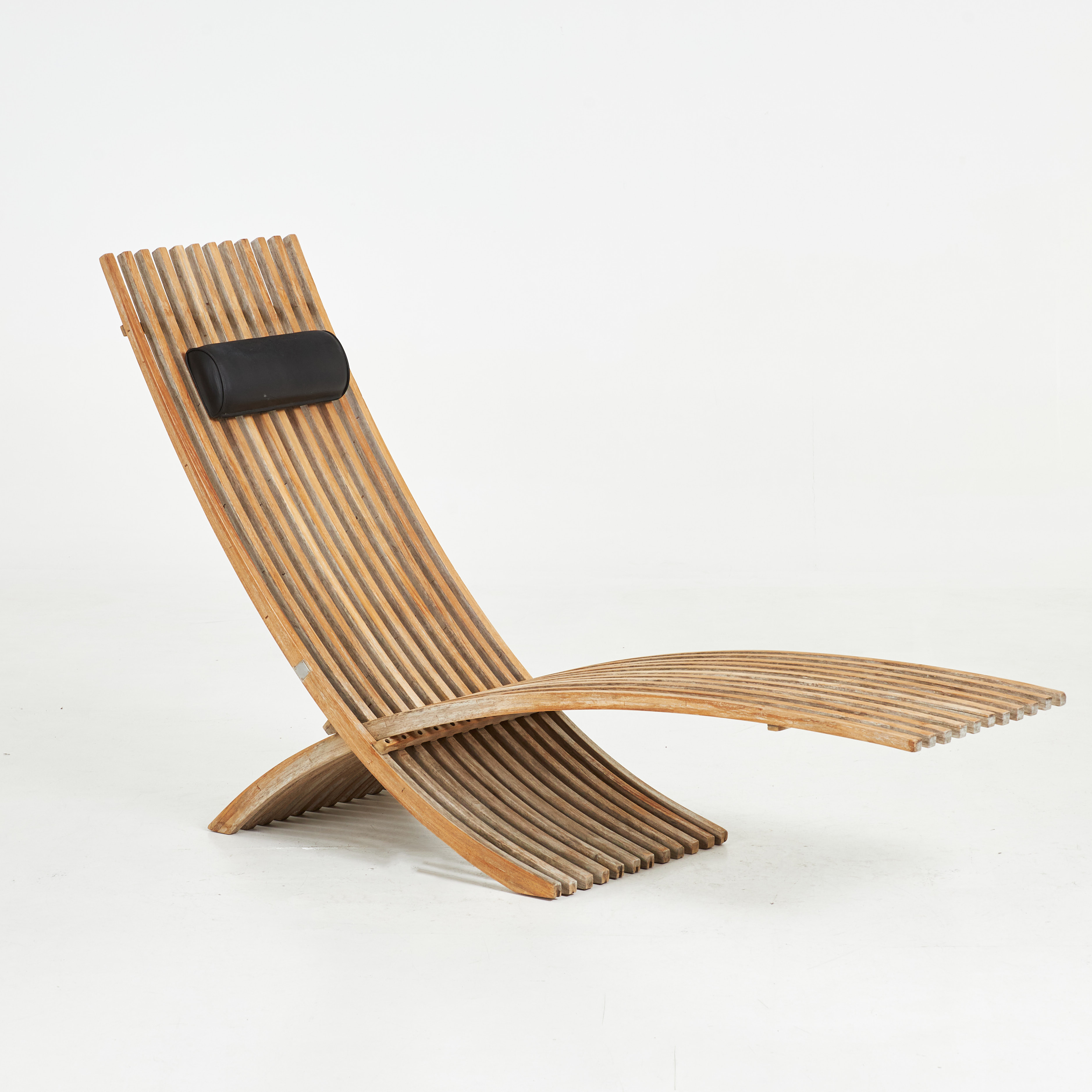 NILS-OLE ZIB. Solstol/däckstol, "NOZIB", Bergaform, brickmärkt, fällbar, nackkudde i läder.