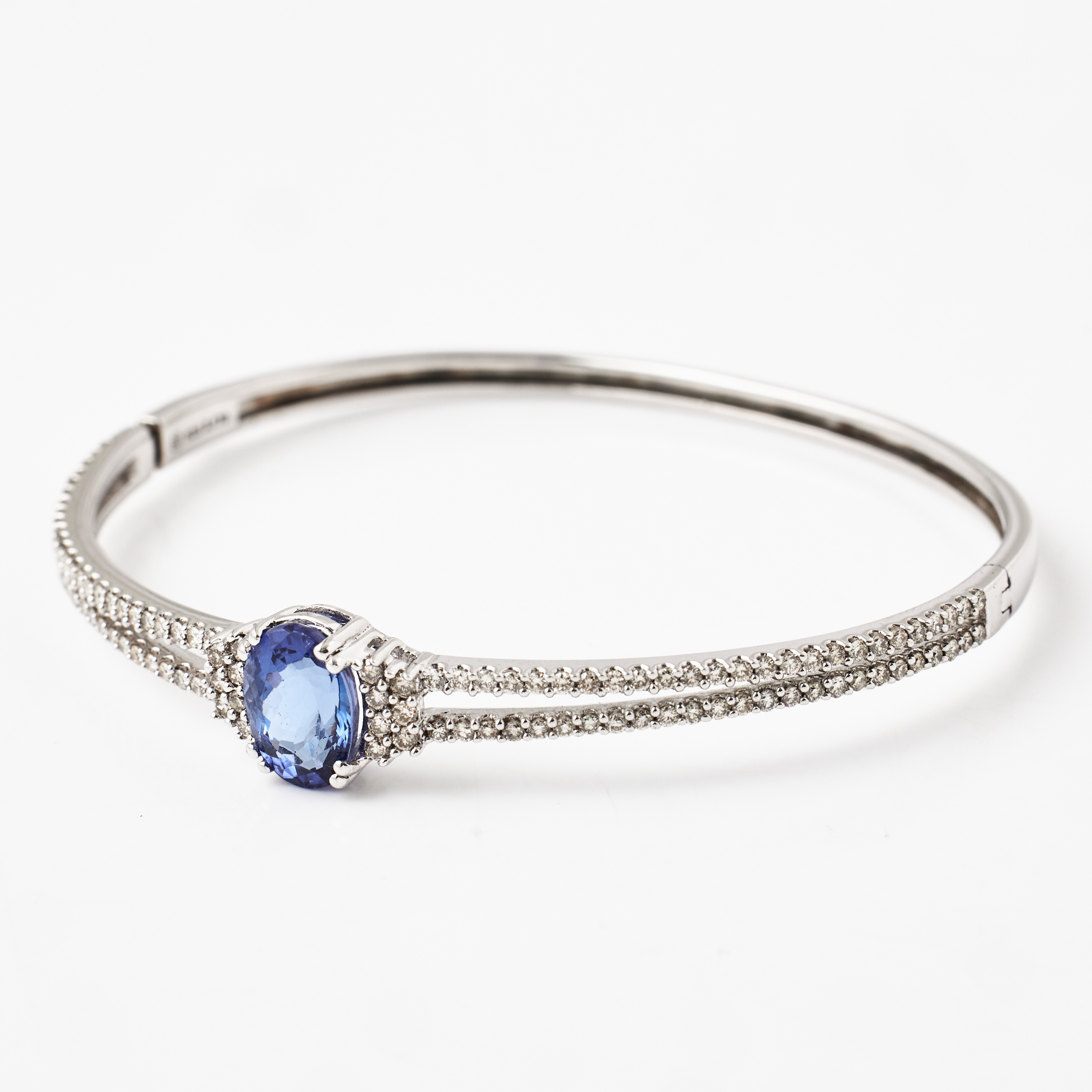 ARMRING, sterlingsilver, mittparti med oval fasettslipad tanzanite ca 3,17 ct enligt gravyr, 114 briljanter totalt ca 1,33 ct.