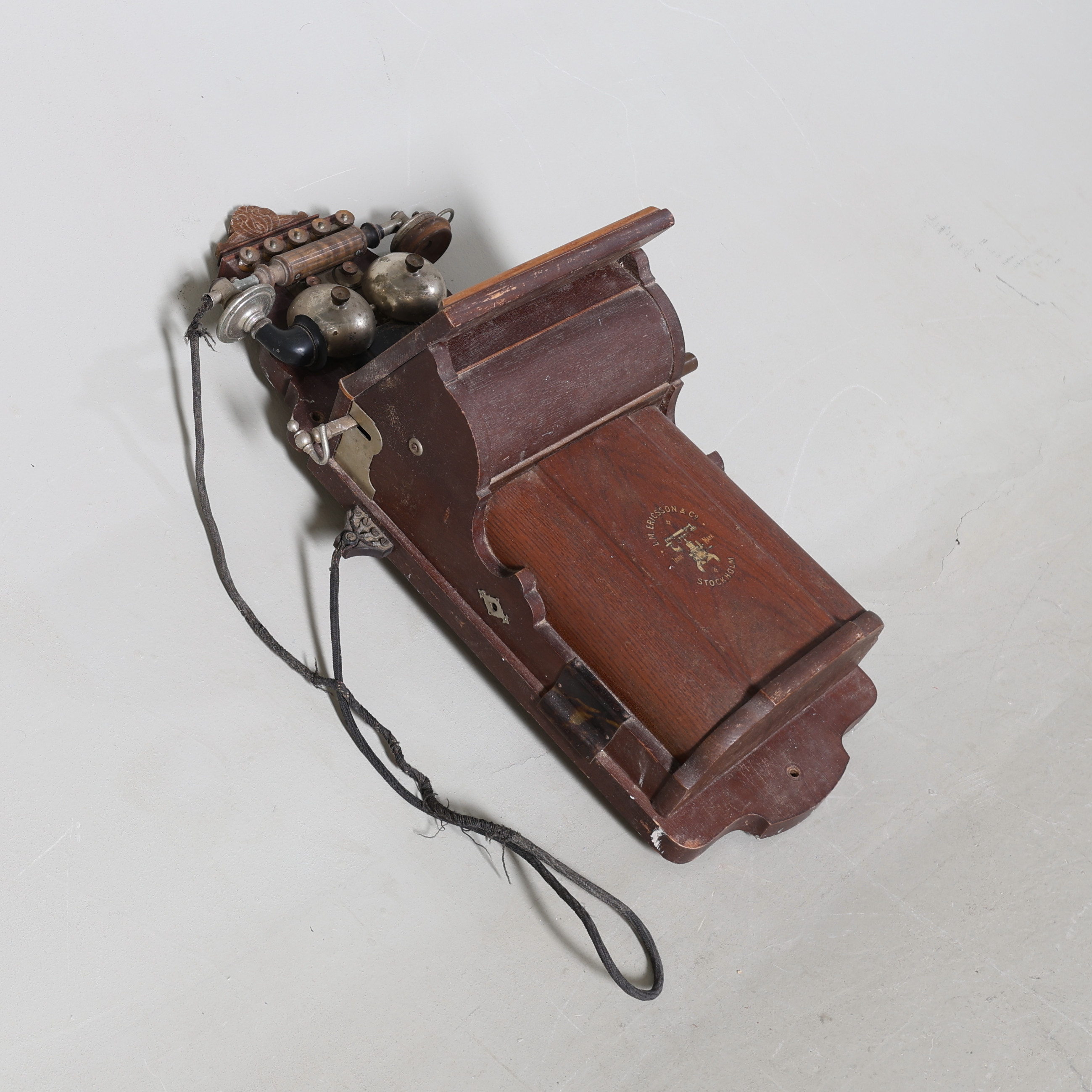VÄGGTELEFON, märkt L.M. Ericsson, Stockholm, 1900-talets början.