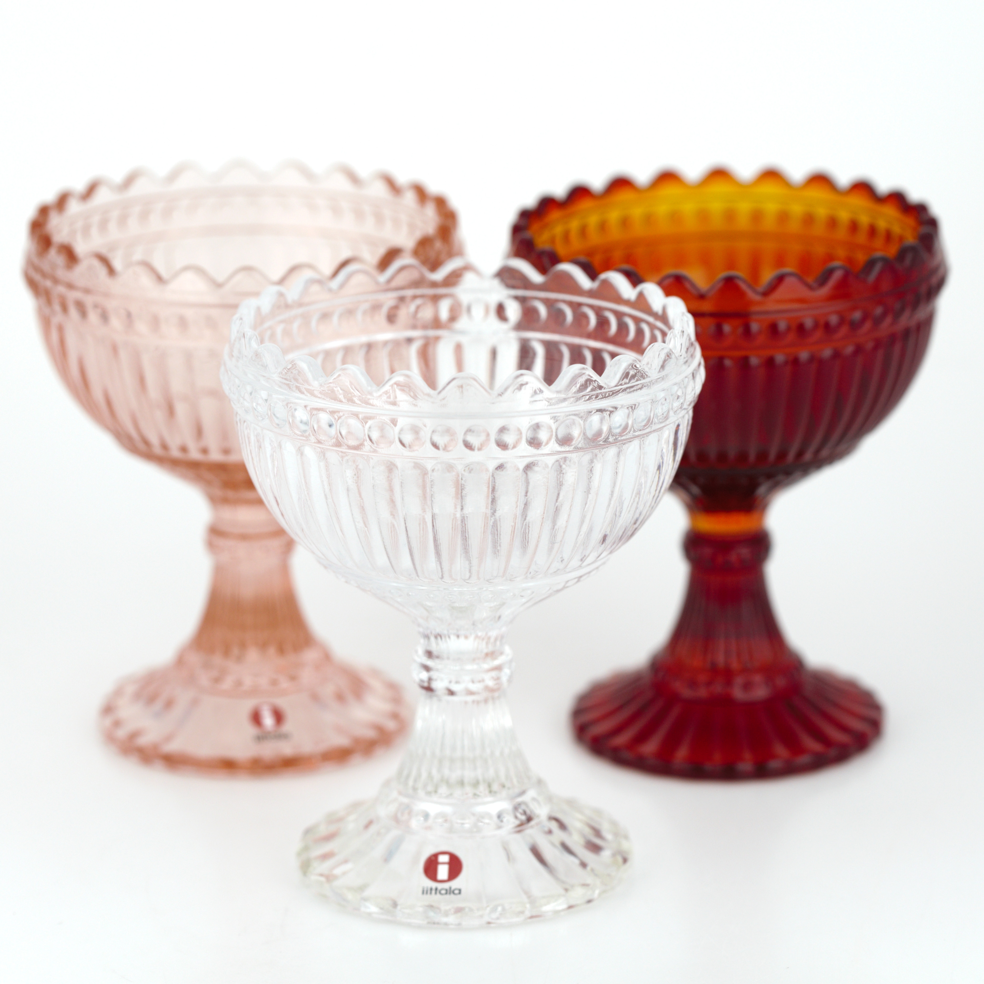 ARMI RATIA. Skål på fot, 3 st, "Mariskooli", glas, Marimekko/Iittala, Finland.