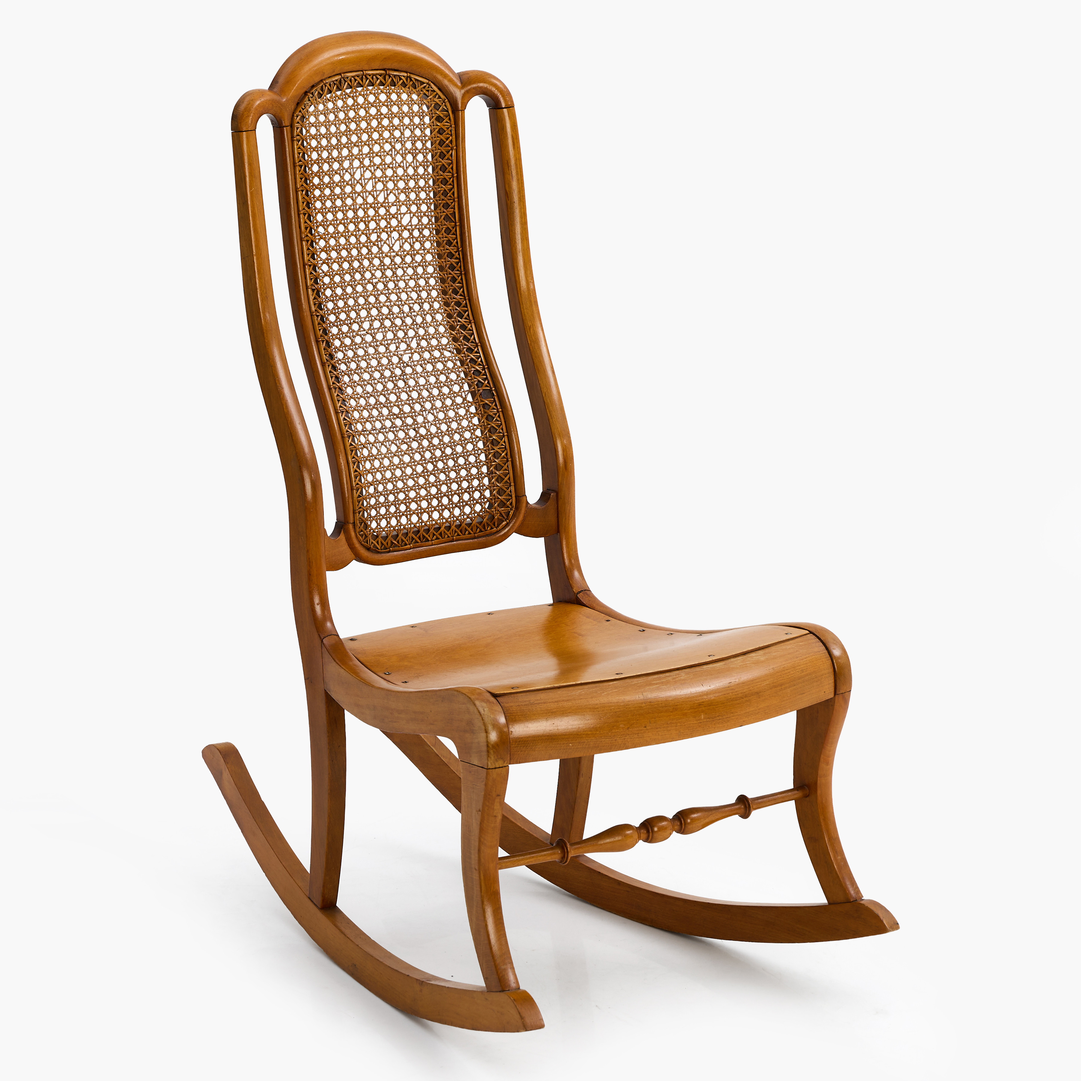 GUNGSTOL, 1900-talets första hälft. Formpressad sits. Rygg med rotting.