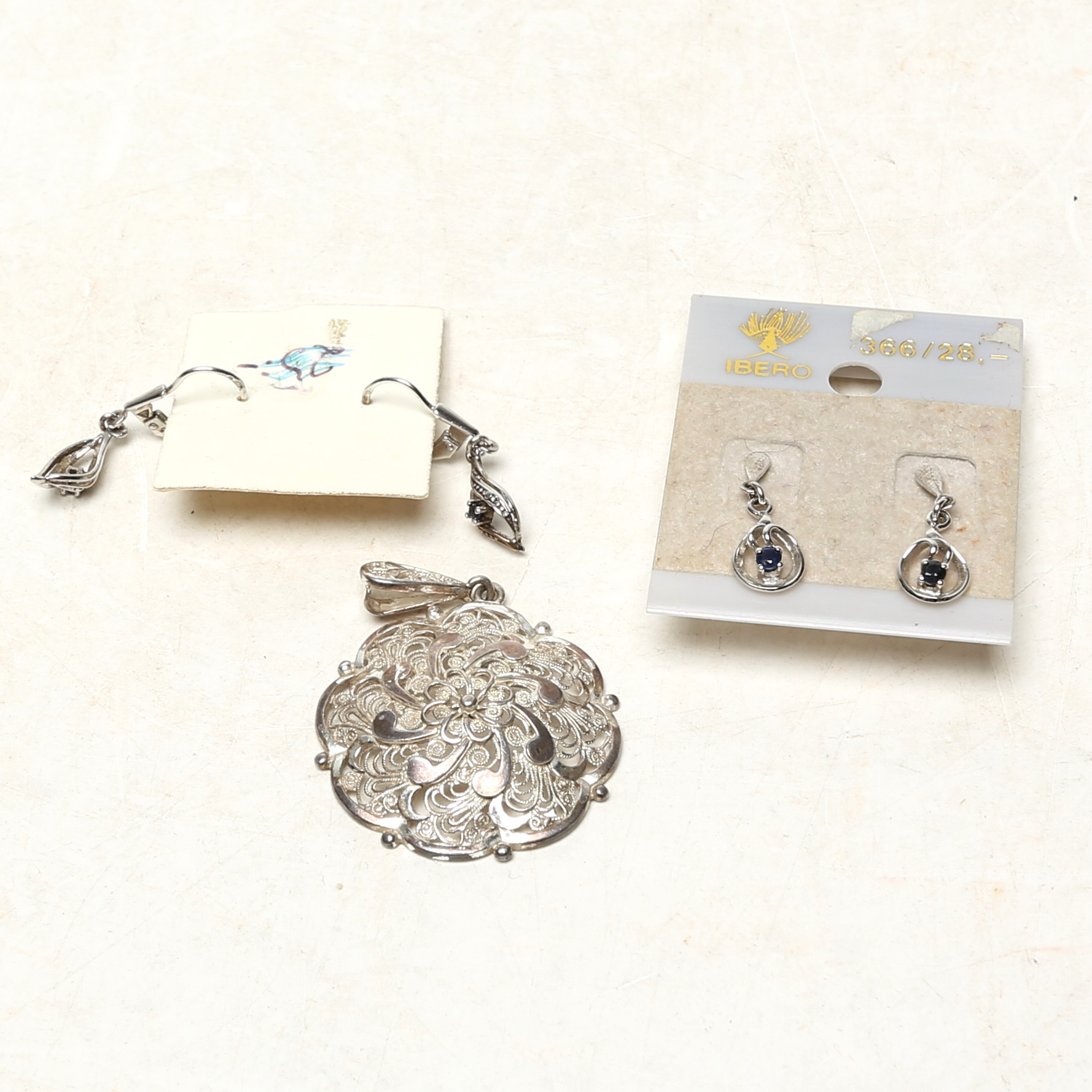 HÄNGSMYCKE, silver, filigranarbete, ÖRHÄNGEN 2 par, silver. köpta på Ljungströms Borgholm.
