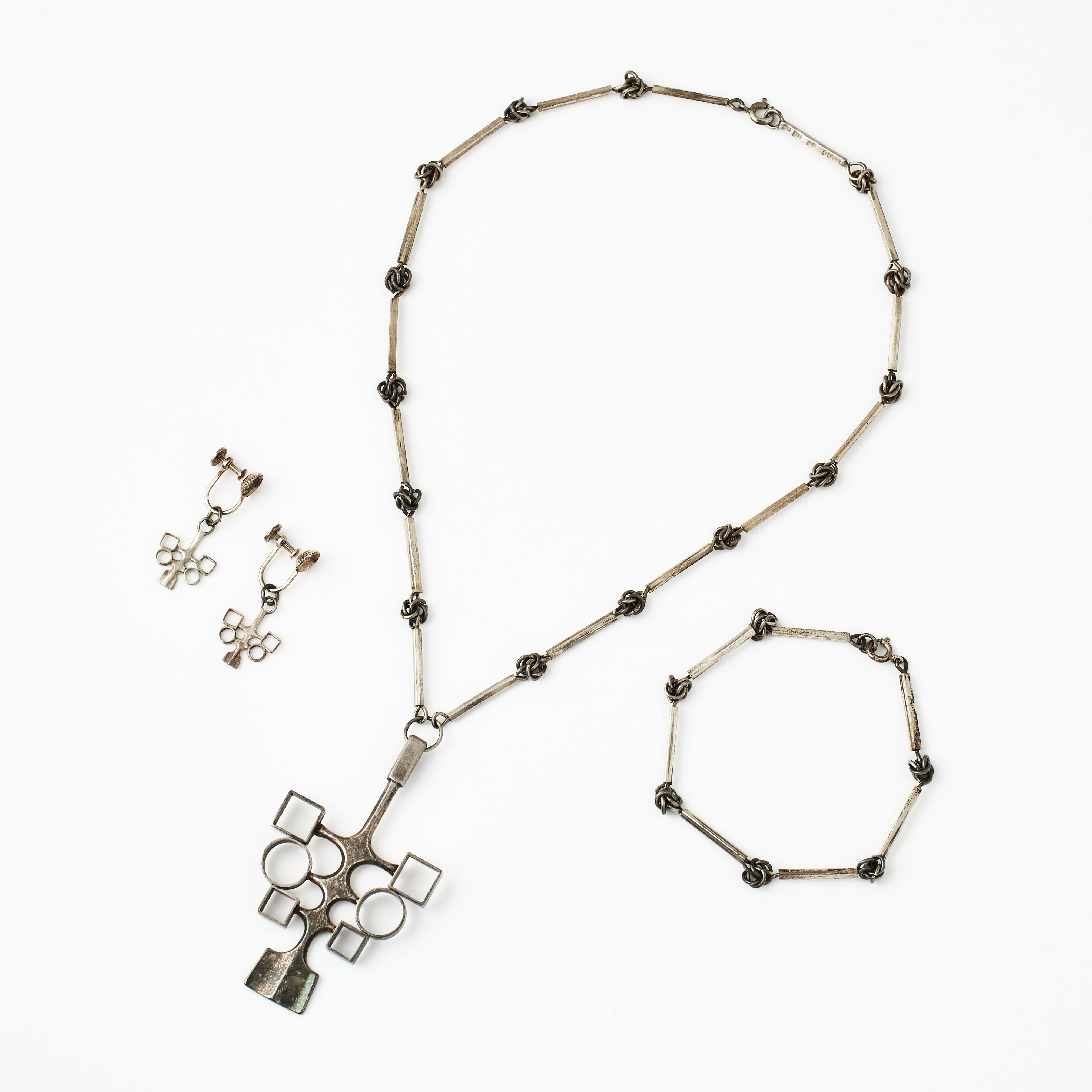 HÄNGE, sterlingsilver, David Andersen, Norge, 1970-tal, svenska importstämplar, KEDJA, ARMBAND, stavlänk, sterlingsilver, stämplat Gösta, Stockholm 1984, ÖRHÄNGEN, 1 par, i liknande stil som hänge, skruvsystem, ostämplade.