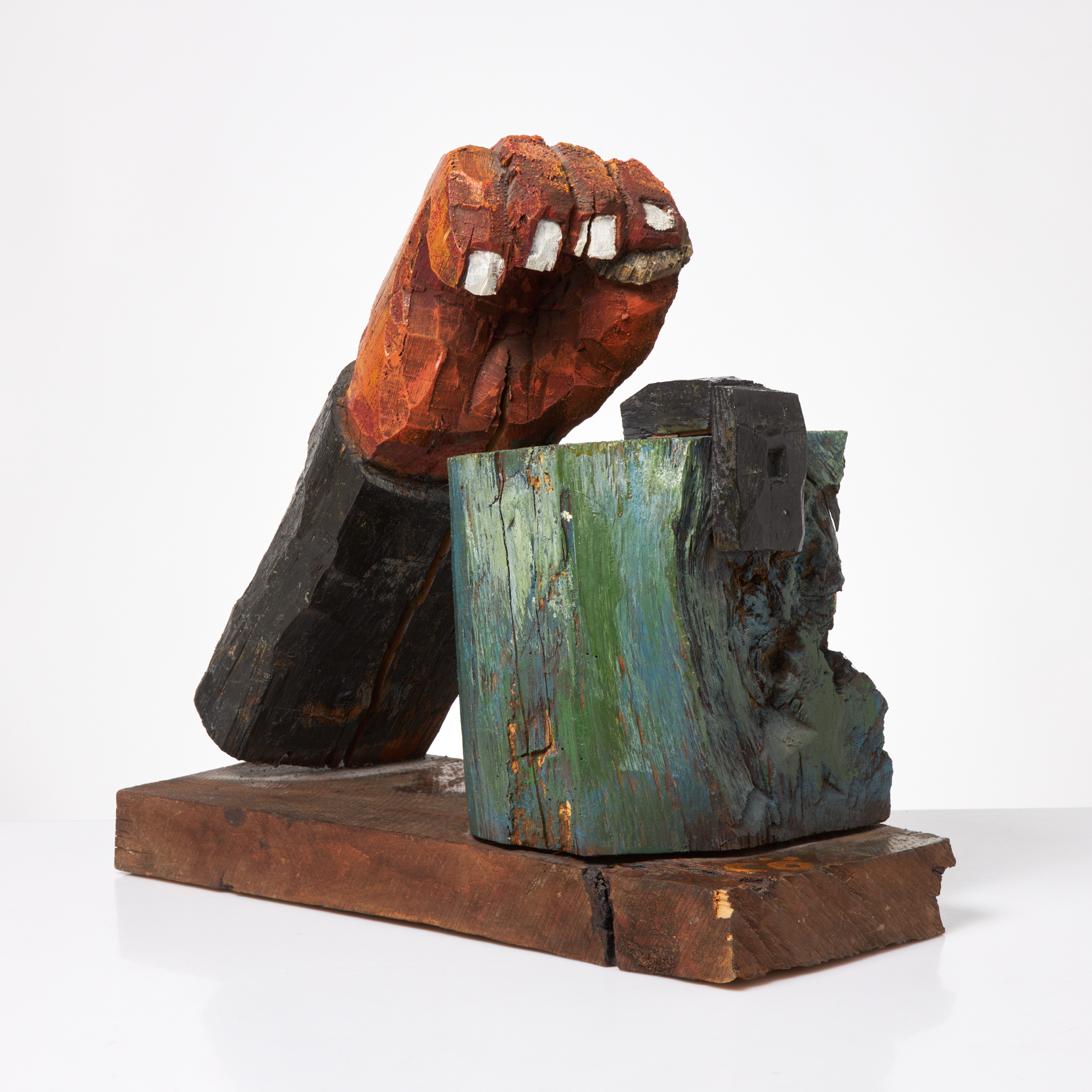 CALLE ÖRNEMARK. Skulptur, i form av hand, trä, skuren dekor, polykromt bemålad, monogramsignerad CÖ.