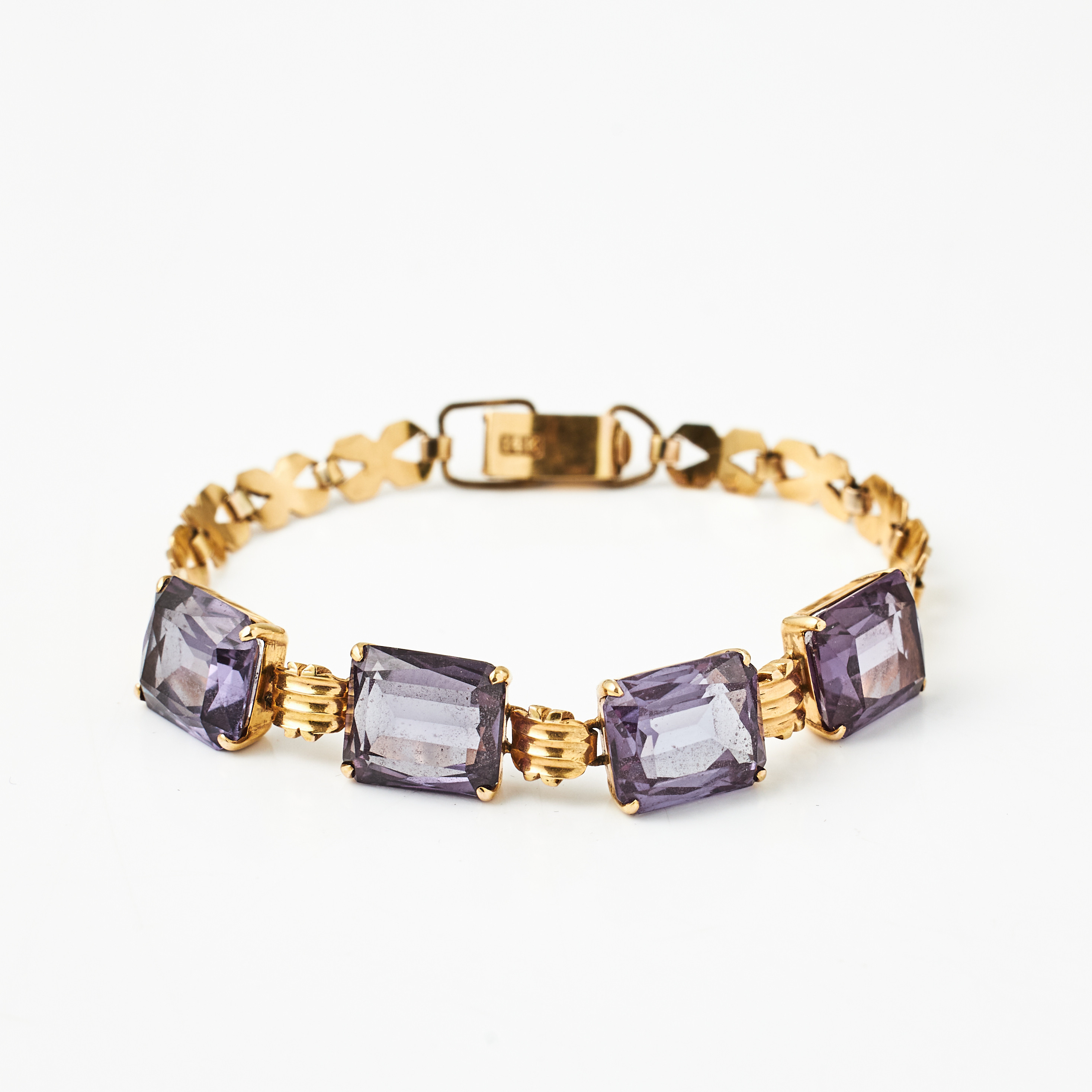 ARMBAND, 14 k guld, mittparti med 4 fantasislipade färgväxlande syntetiska safirer.