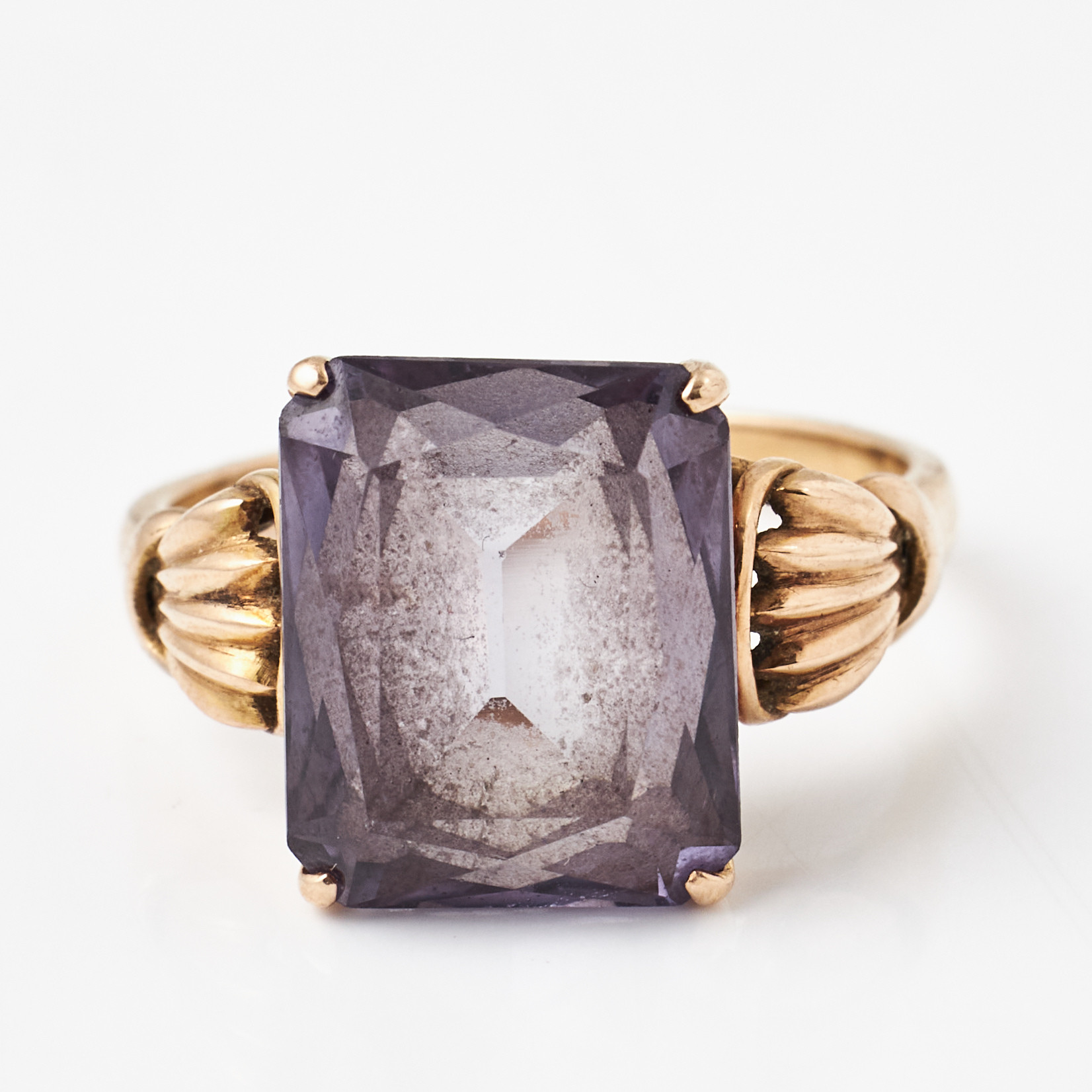 RING, 14 k guld, fantasislipad färgväxlande syntetisk safir.