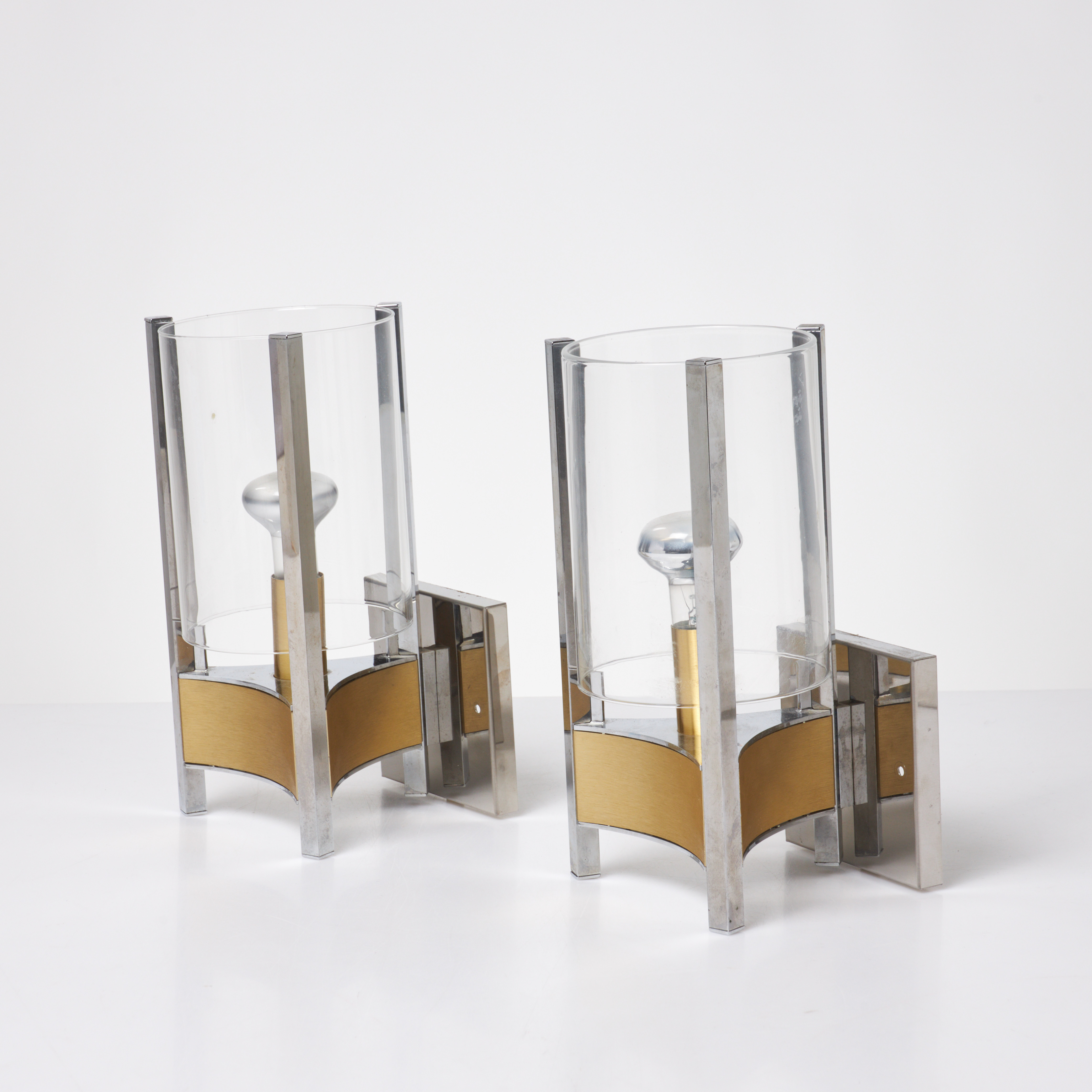 GAETANO SCIOLARI, vägglampor, 1-par, kromad stomme, cylinderformade glaskupor, Italien.