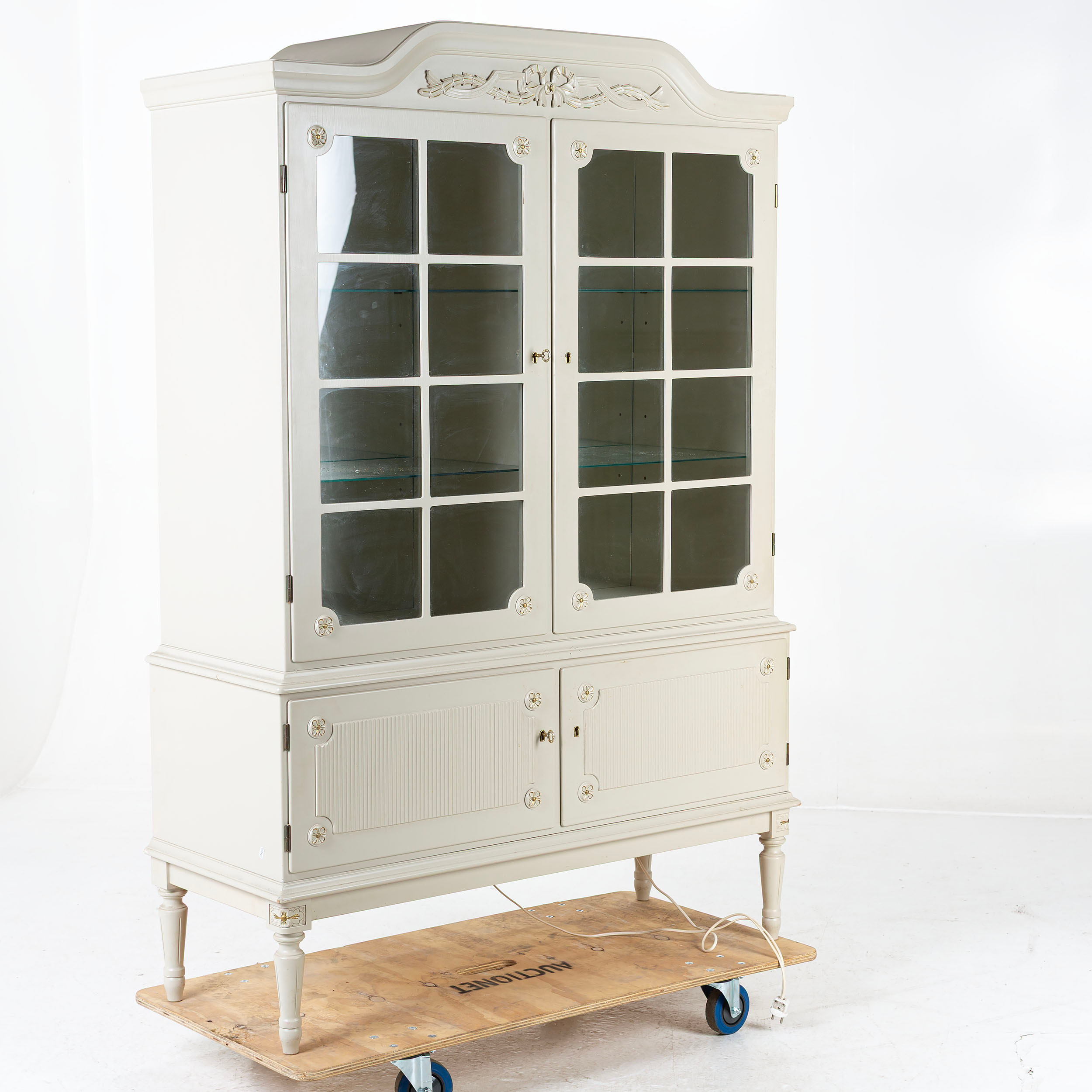 VITRINSKÅP, gustaviansk stil, 1900-talets andra hälft.