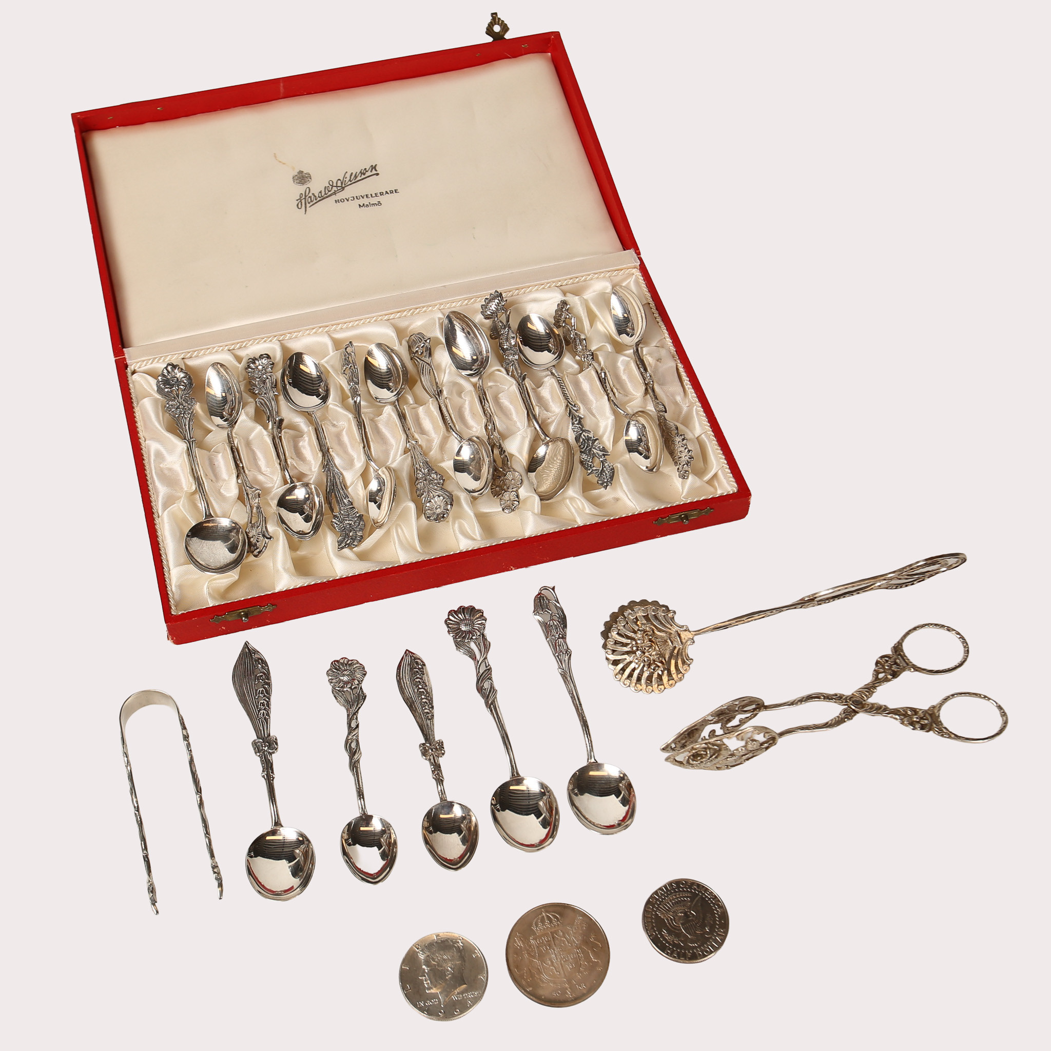 SILVERSKEDAR/TÄNGER, 20 delar. 3 mynt, varav 2 i silver Totalt ca 283 gram.
