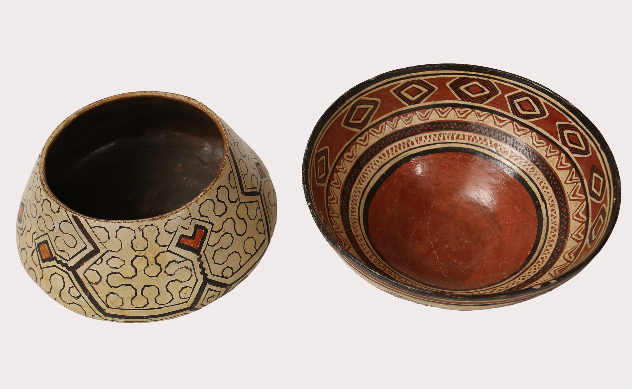 SYDAMERIKANSK INDIANKERAMIK, 2 st., engobe mot tegelfärgad grund. Helt eller delvis lackerade med organisk lack. Före 1960.