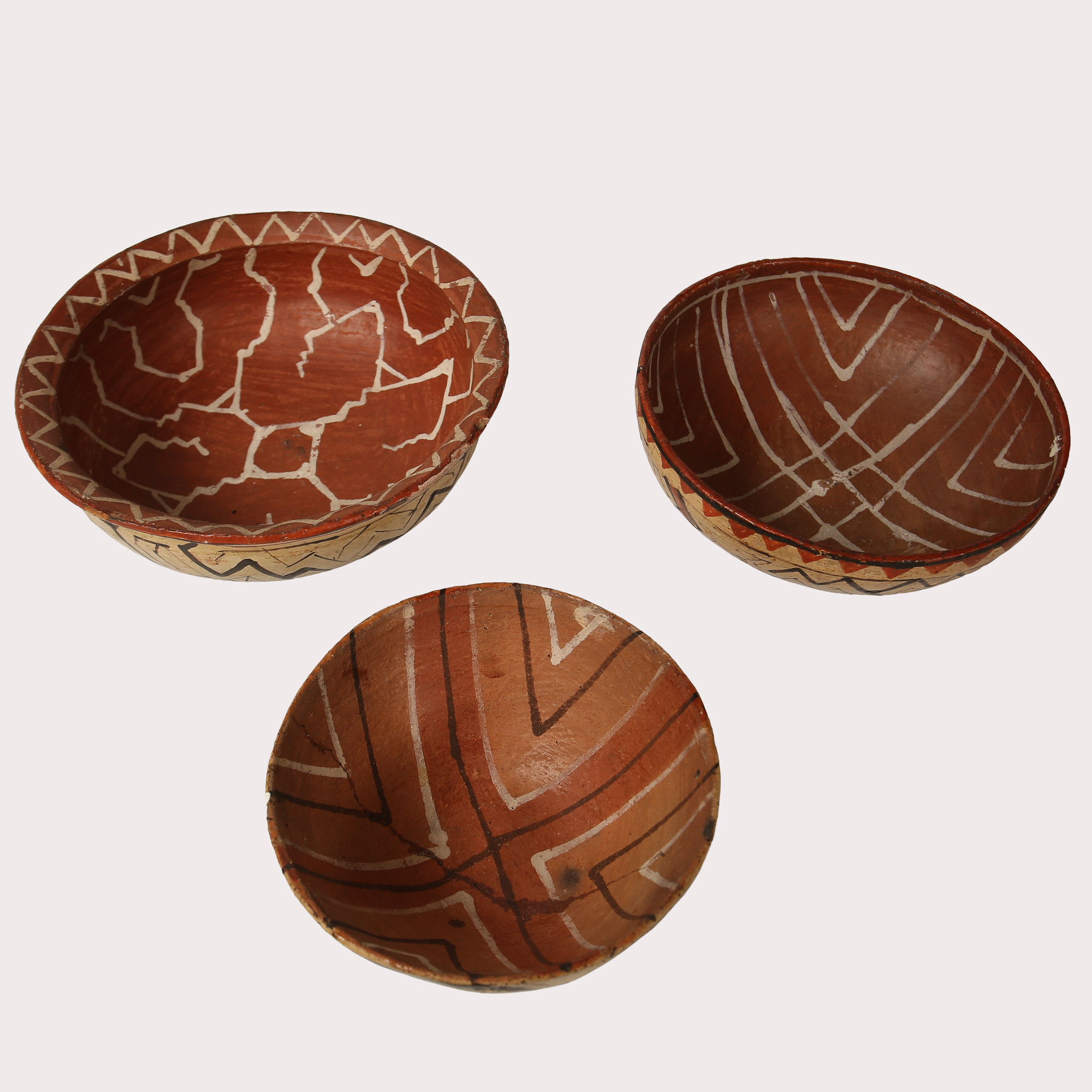 SYDAMERIKANSK INDIANKERAMIK, 3 st., engobe mot tegelfärgad grund. Utsidan har lackerats med organisk lack. Före 1960.