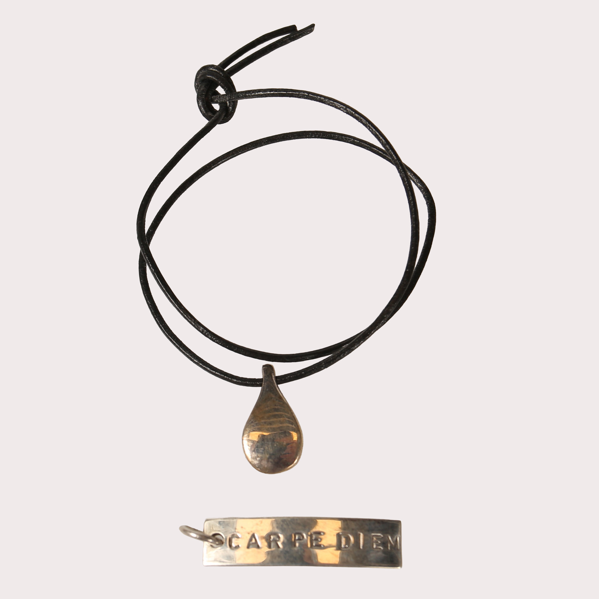 EFVA ATTLING, armband/vristlänk, läderband med silverberlock samt EFVA ATTLING hänge sterlingsilver, Carpe Diem.