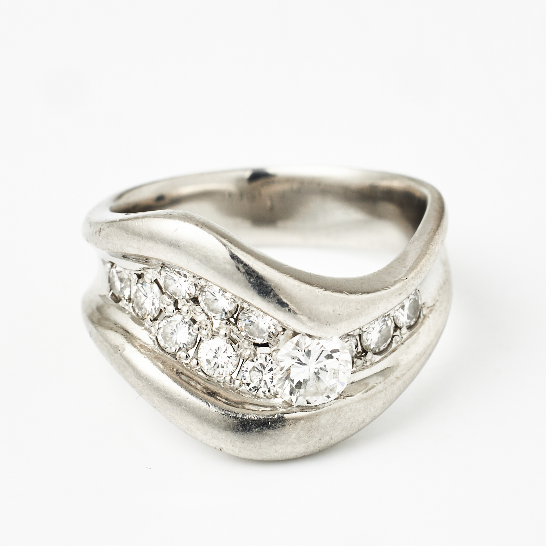 RING, platina/900, 12 briljanter, centersten ca 0,35 ct, övriga totalt ca 0,65-0,70 ct.