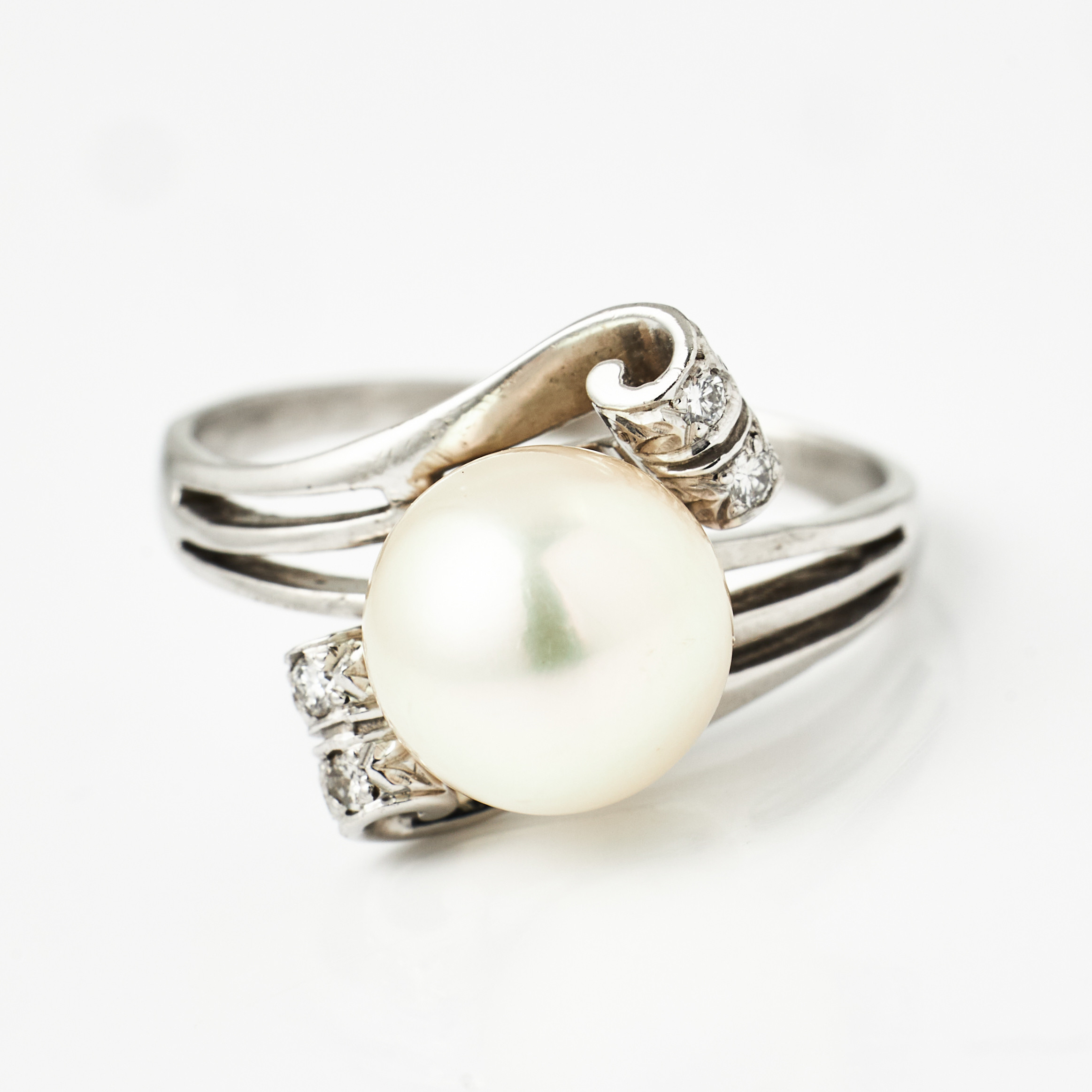 RING, 14 k vitguld, 4 briljanter totalt ca 0,04 ct., odlad saltvattenspärla ca 9,1 mm.
