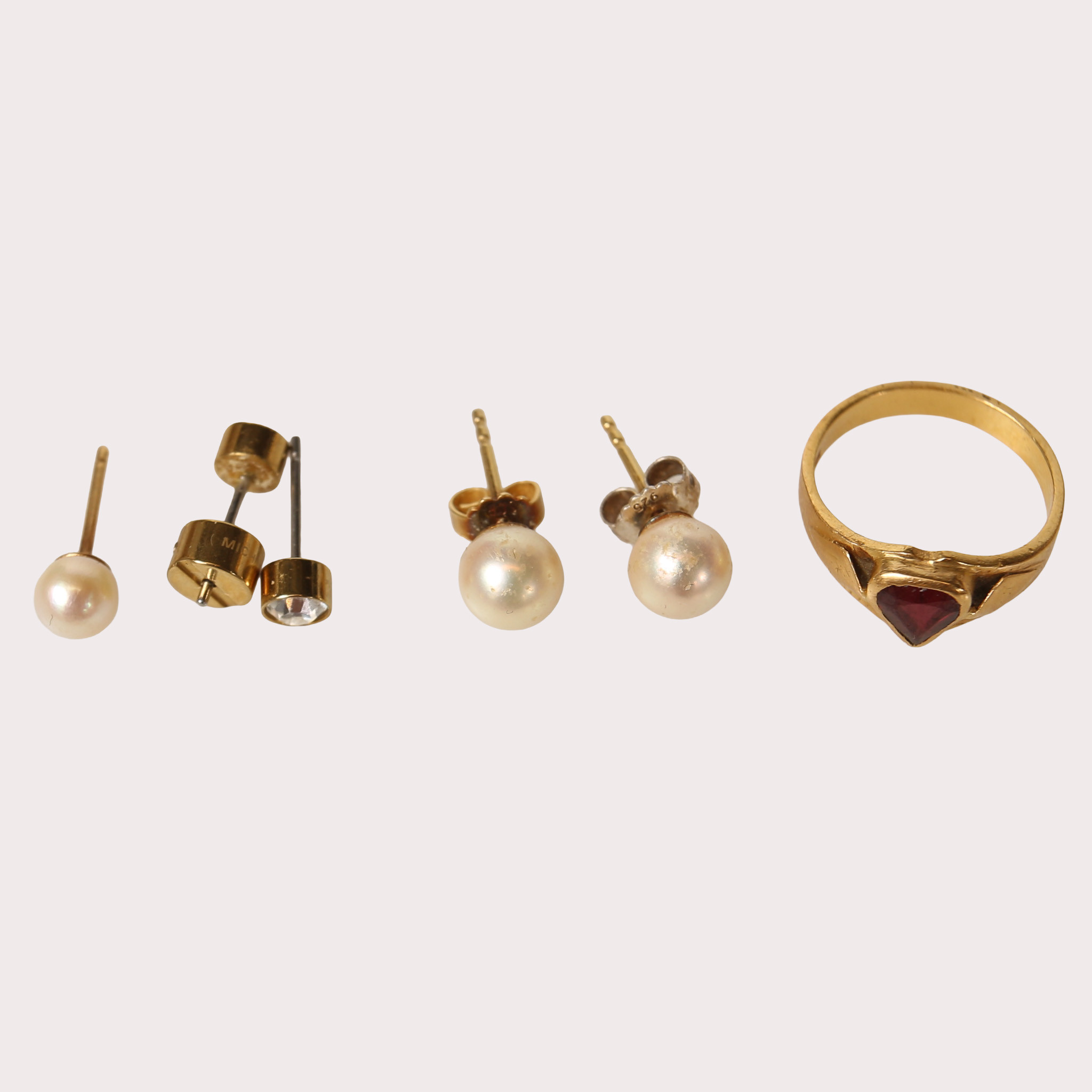 RING med hjärtformad röd sten, 18k guld, samt 5 örhängen, delvis guld.