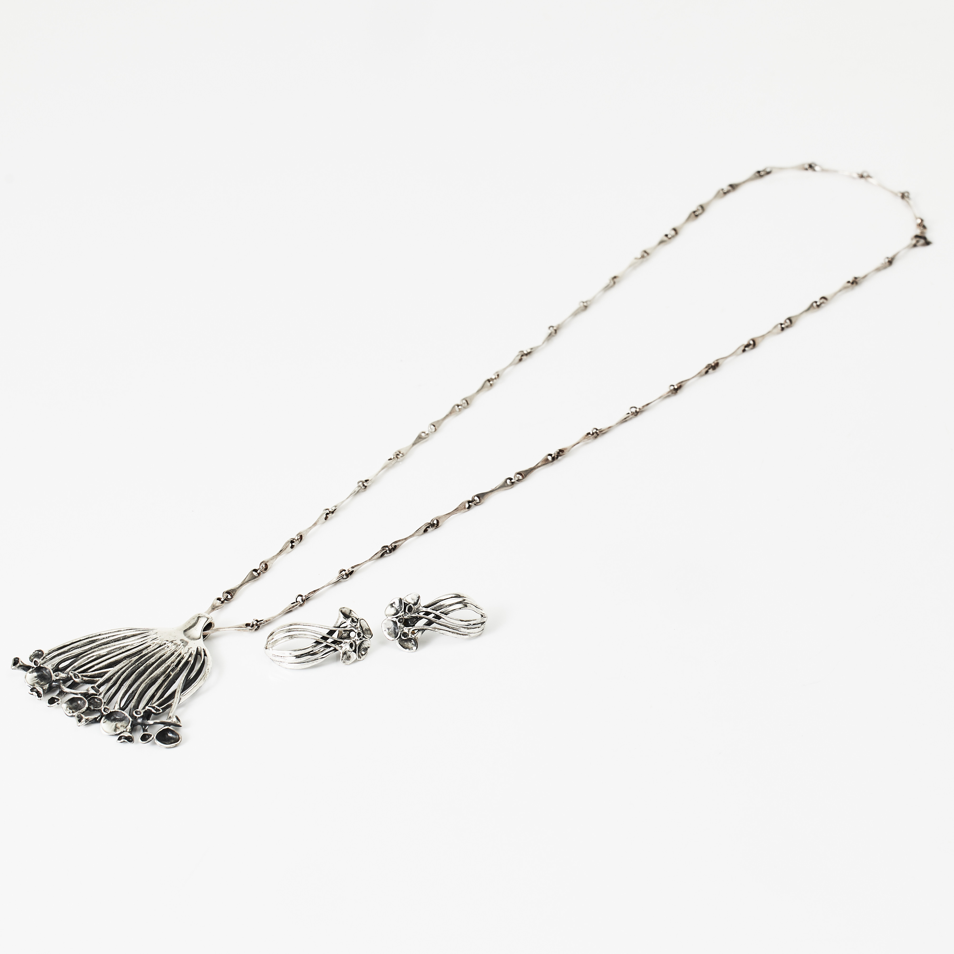 HANNU IKONEN, "Kuru", hänge, örhängen, 1 par, sterlingsilver, föreställande renlav, Valon Kulta & Hopea, Valo-Koru, Åbo, Finland 1970-tal, KEDJA, sterlingsilver.