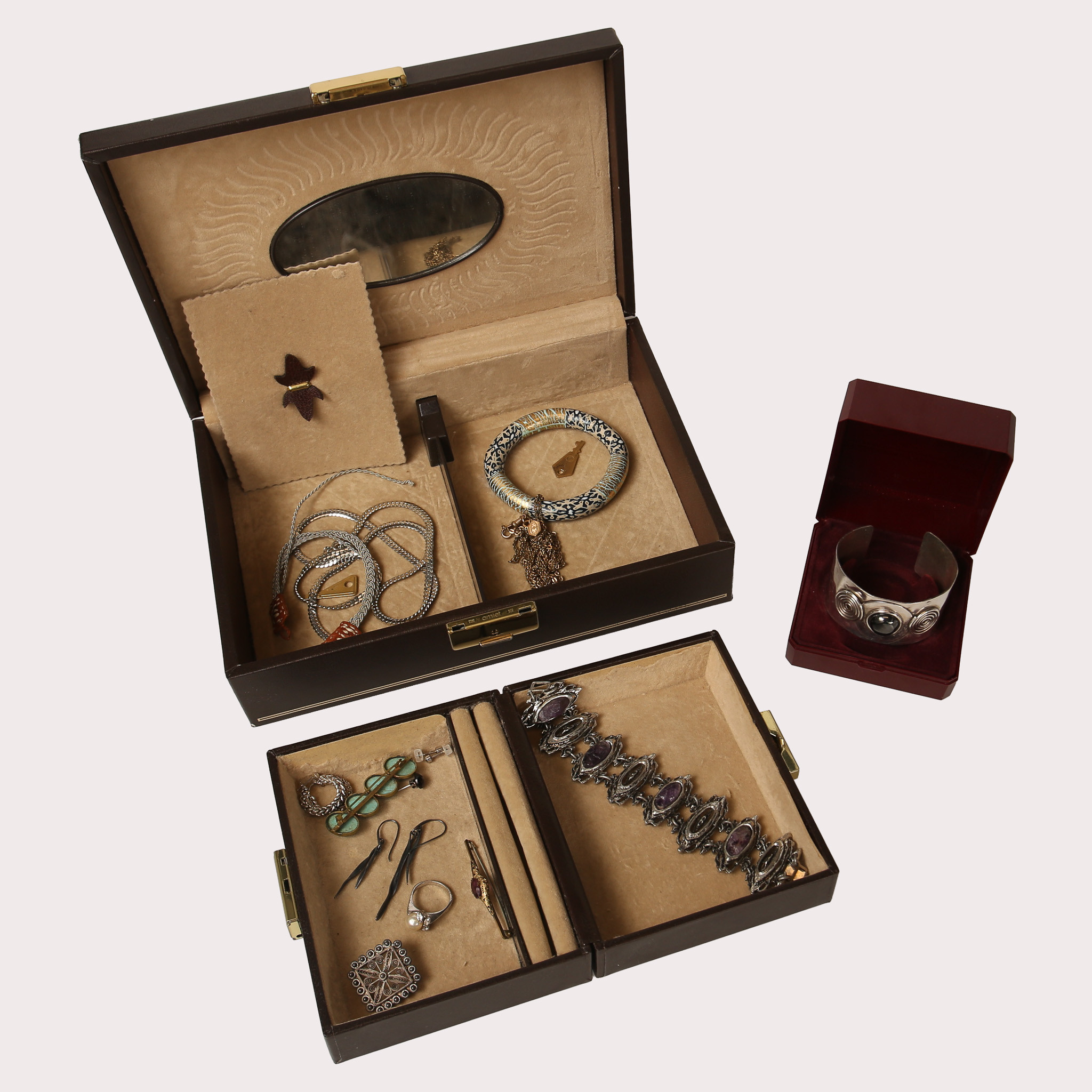 PARTI BIJOUTERIER såsom armring, halsband, örhängen, broscher ringar mm.