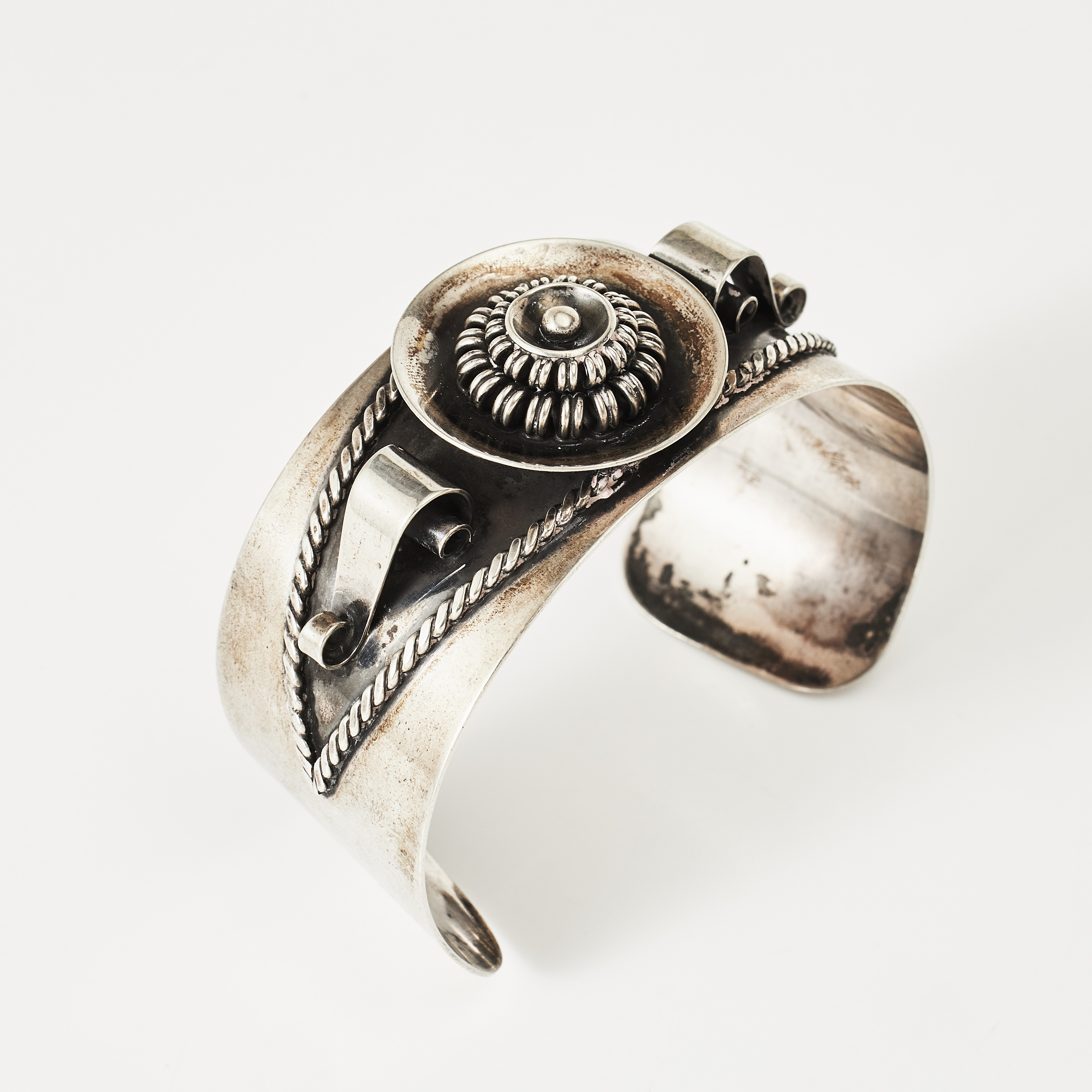 ARMRING, silver, öppen skena, twist-and rope dekor, 1900-tal.