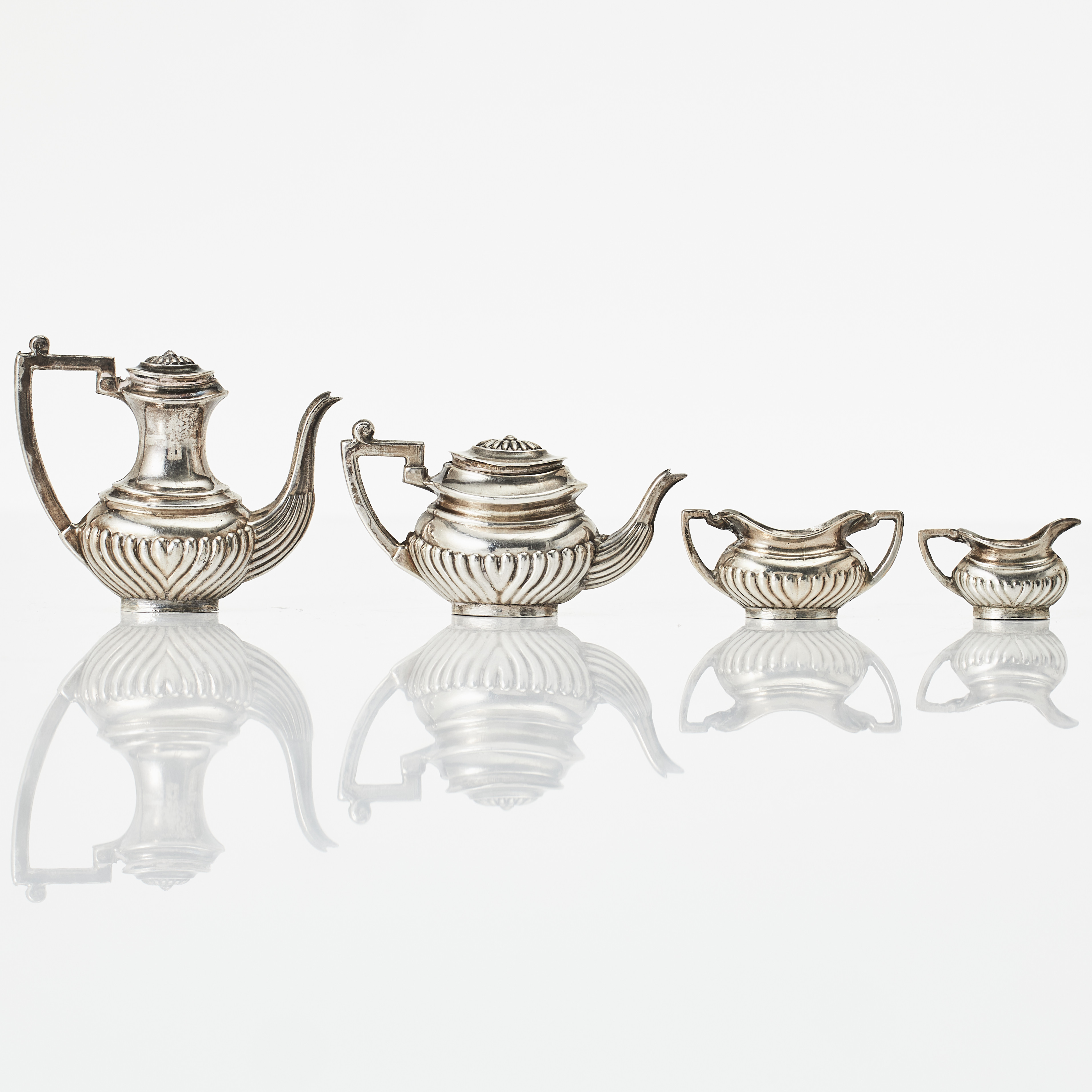 KAFFE-OCH TESERVIS, 5 dlr, sterlingsilver, i miniatyr, godronnerad dekor, Richards & Knight, London 1972.