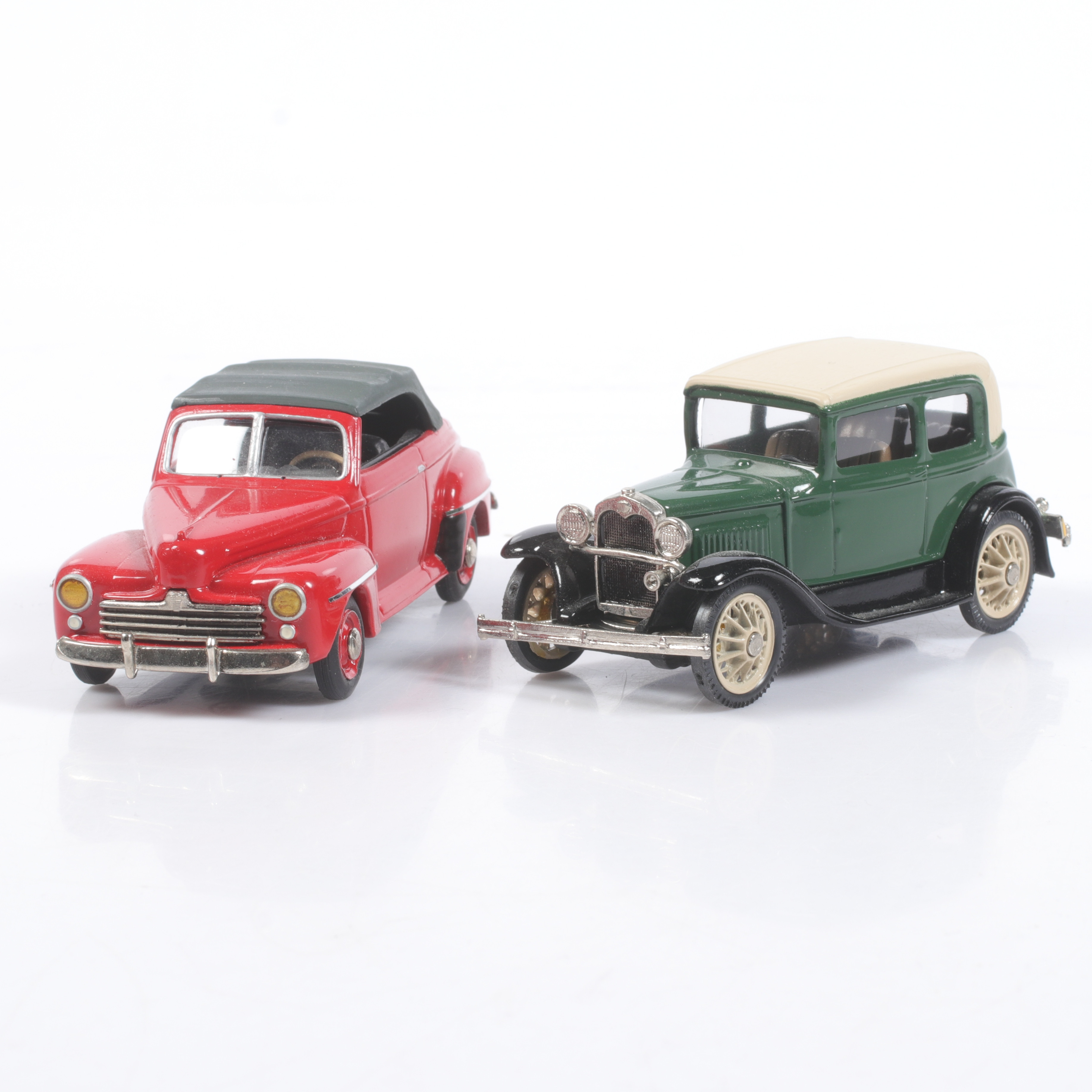MODELLBILAR, 2 st, metall/resin, bl.a. Ford Model A, 1930, olika tillverkare, skala 1:43.