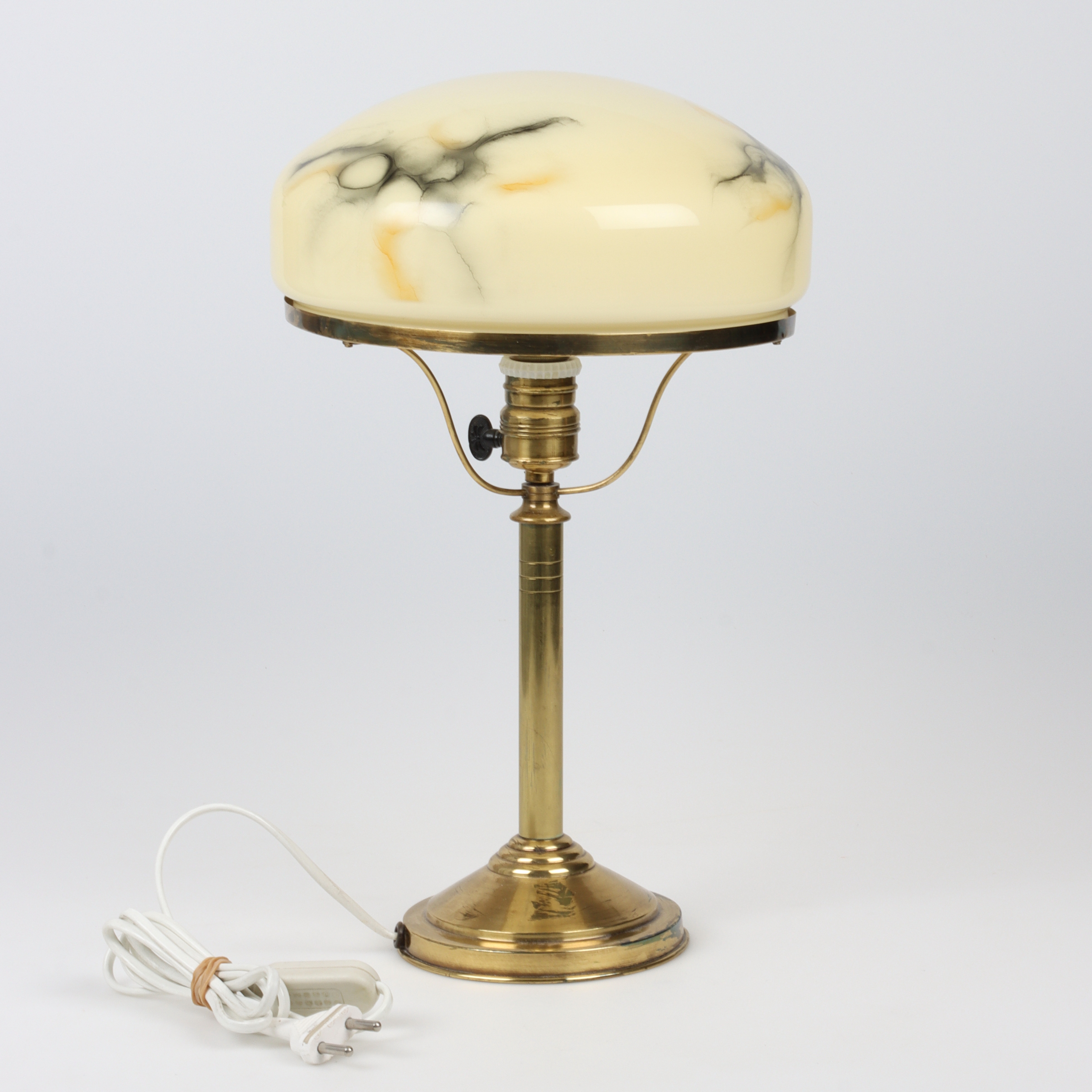 BORDSLAMPA, mässing med glaskupa, 1900-tal.