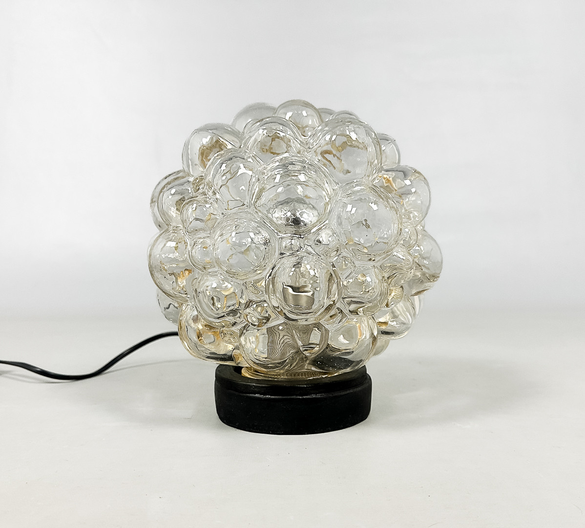 HELENA TYNELL. BORDSLAMPA, glas, träsockel, 1900-tal.