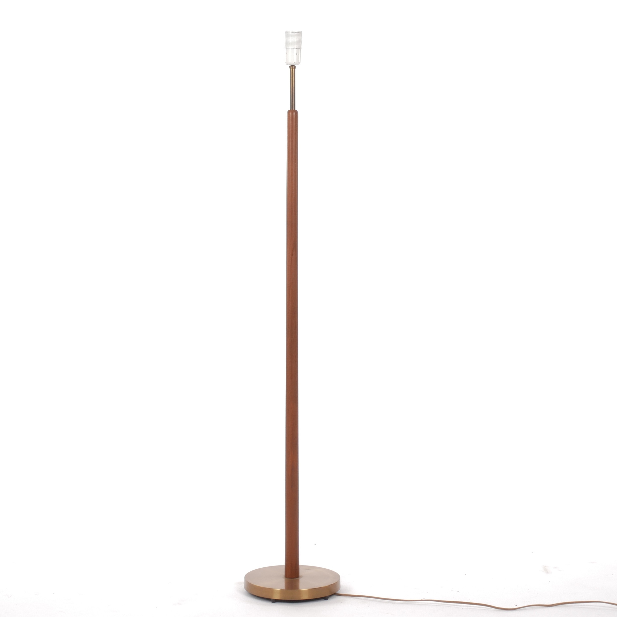 GOLVLAMPA, teak och mässing, Nybro Armaturfabrik NAF, 1900-talets mitt.