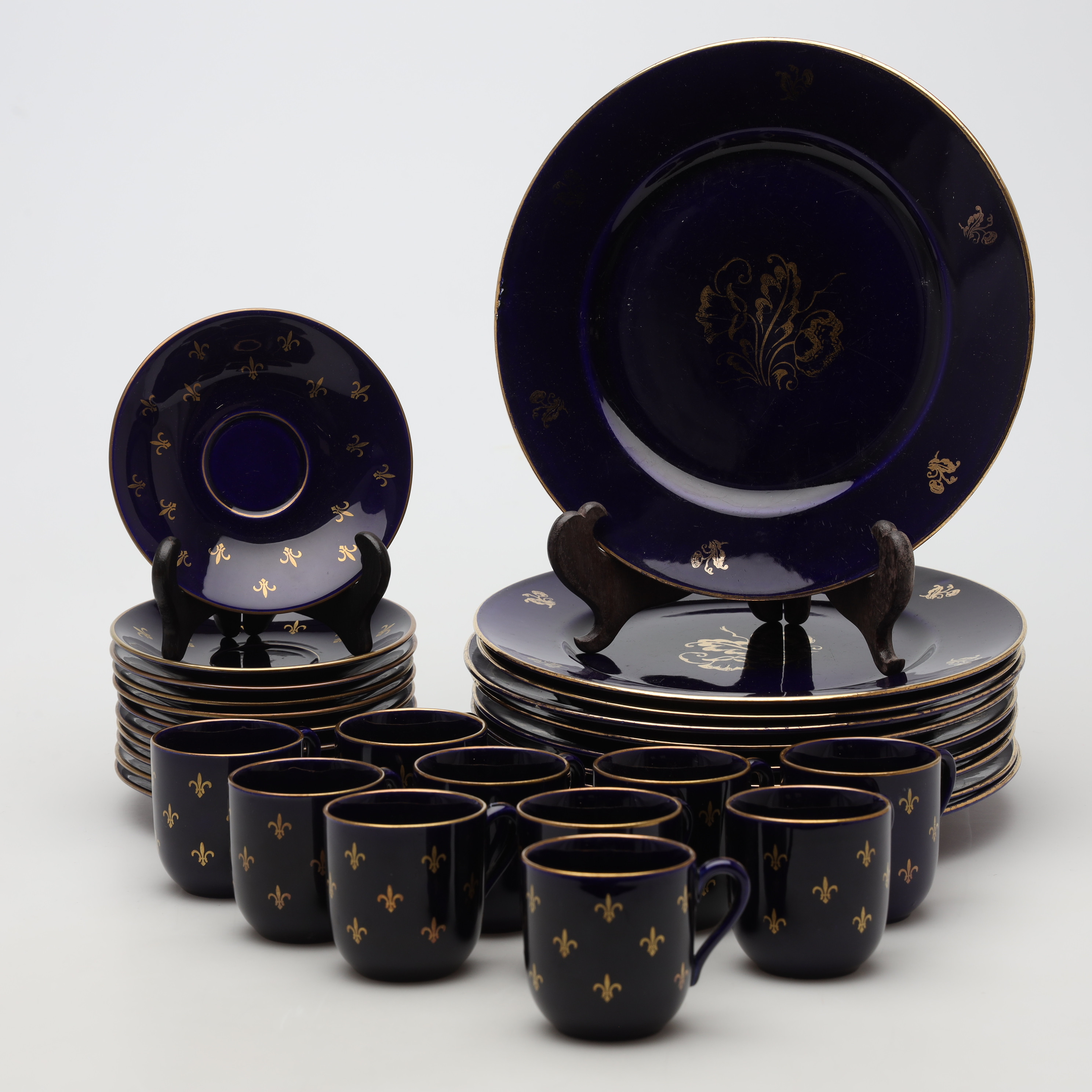 MOCCASERVIS, 31 delar, porslin, "Fransk Lilja", Rörstrand.