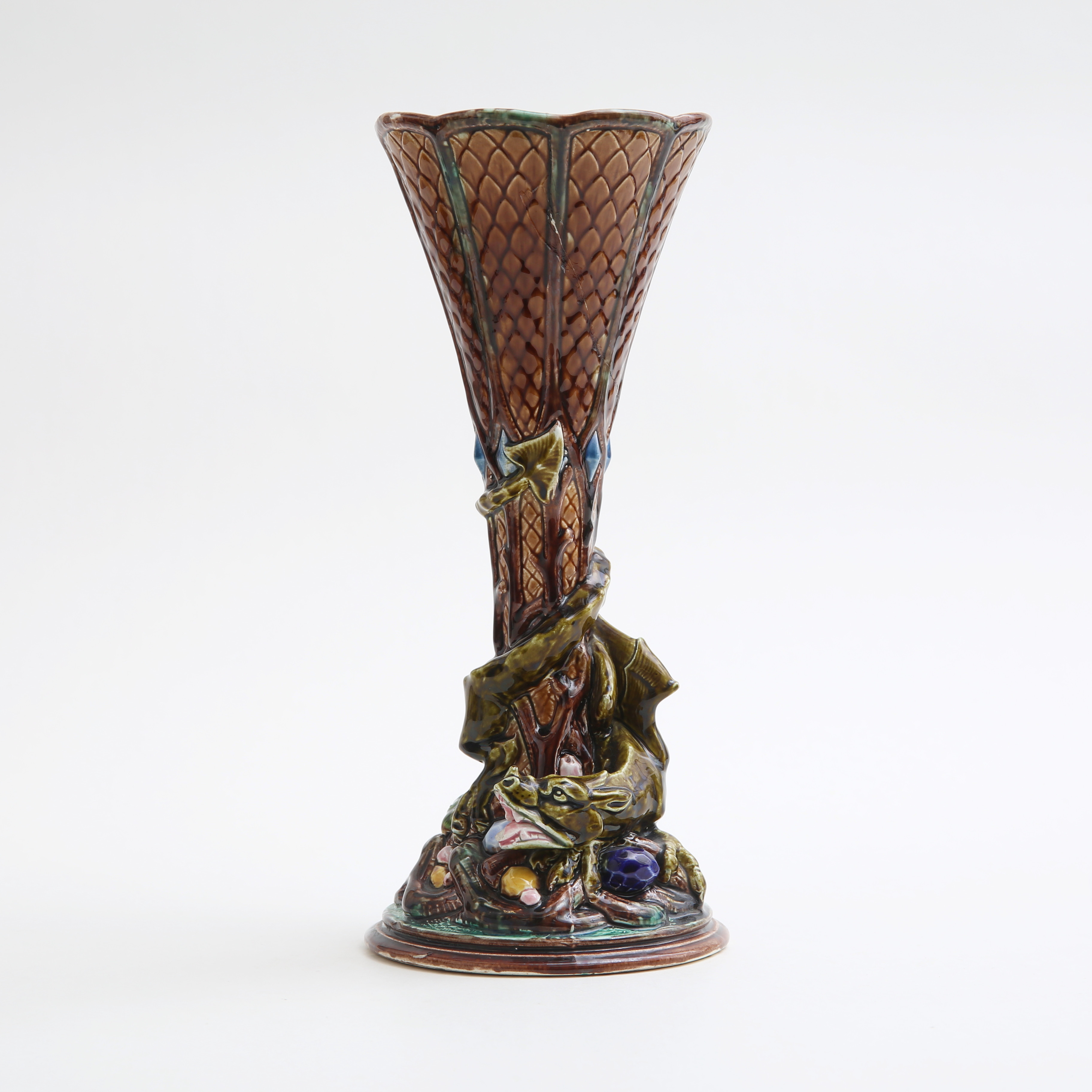 VAS MED DRAKDEKOR, majolika, Rörstrand, kring 1900.