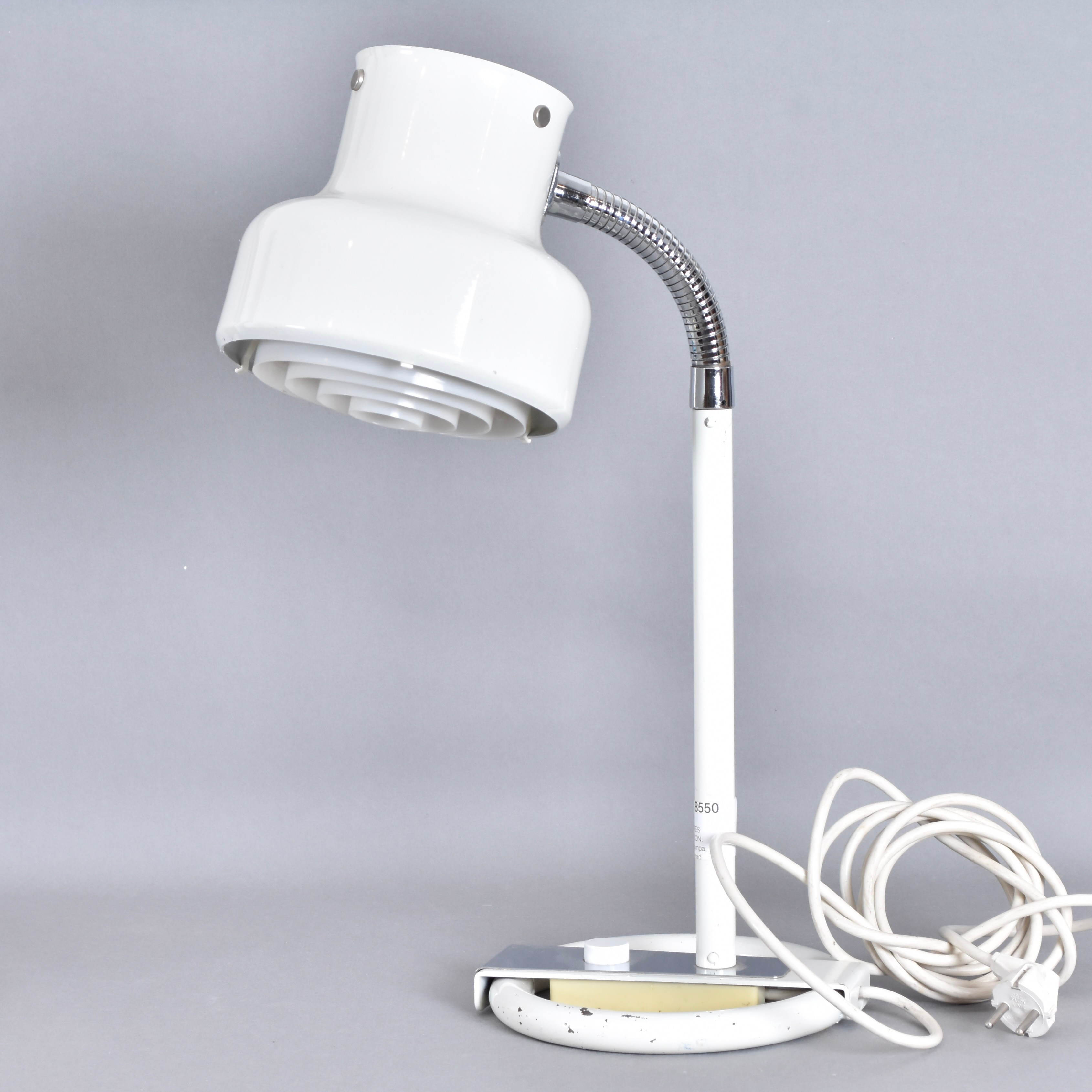 ANDERS PEHRSON. Bordslampa, vitlackerad metall, "Bumling", Atelje Lyktan, Åhus.