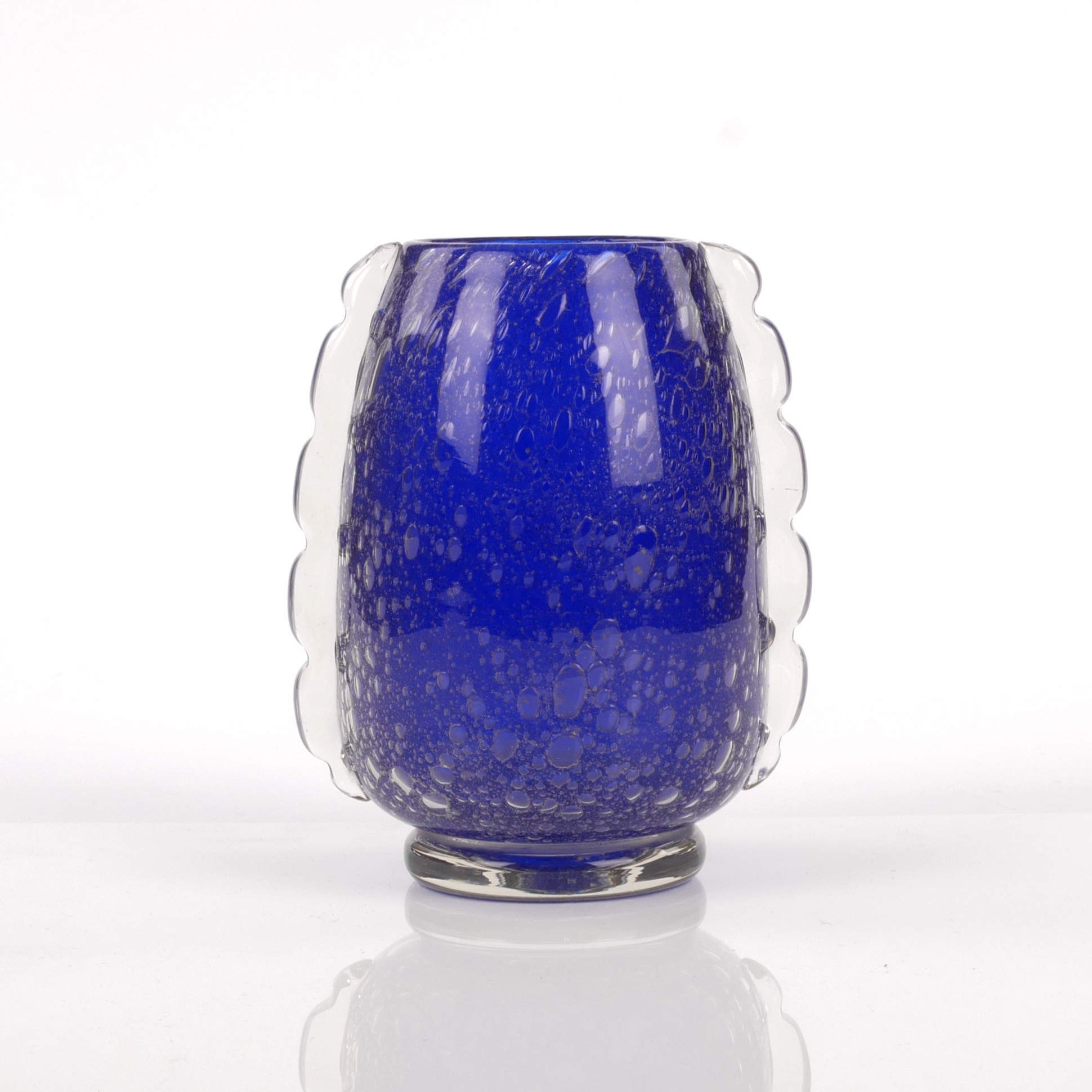 WILLEM DE MOOR. Vas, koboltblå underfångsglas med påklipp, Flygfors, omkring 1940.