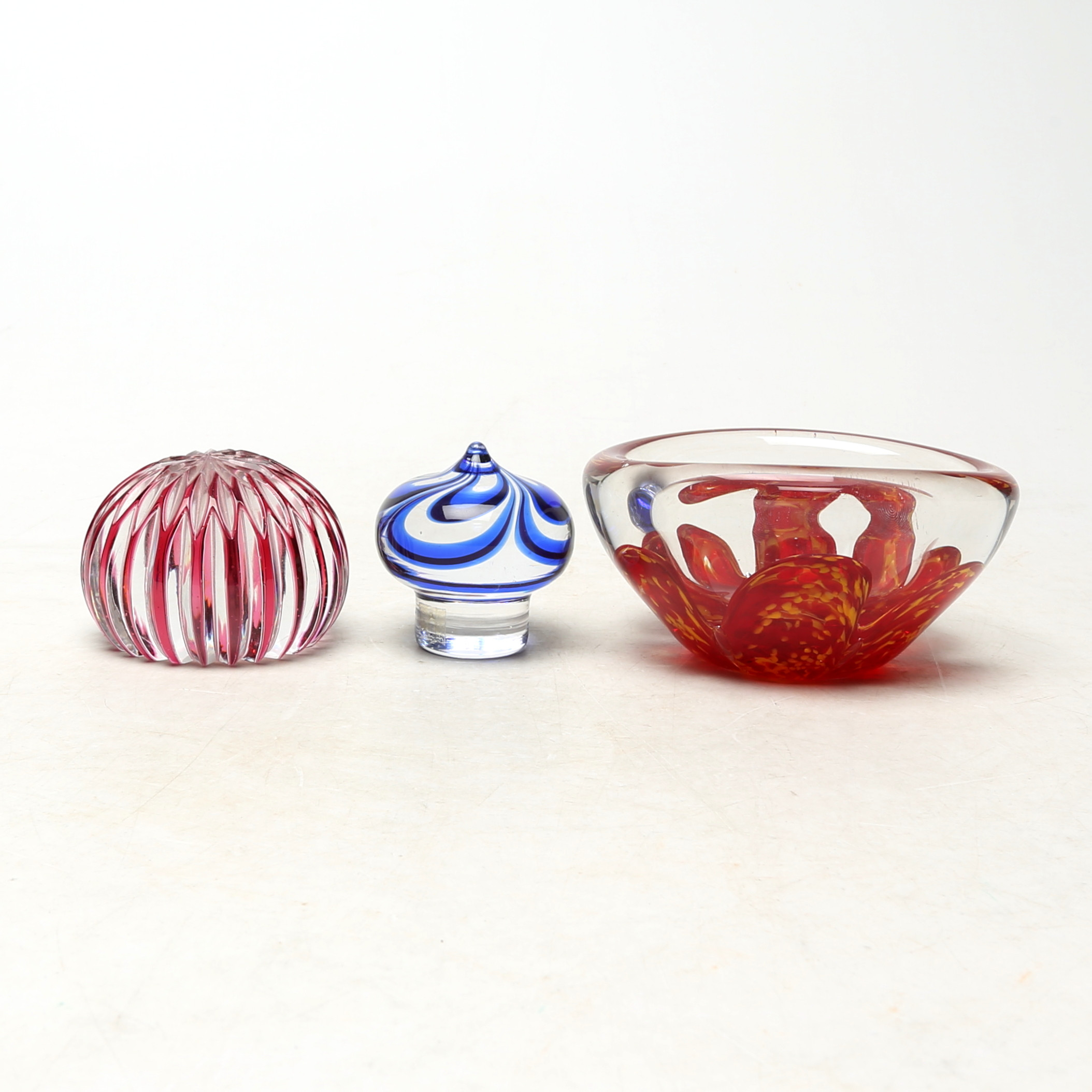 GLASFÖREMÅL, 3 st, bland annat Kosta, Wärff "Jewel" signerad.