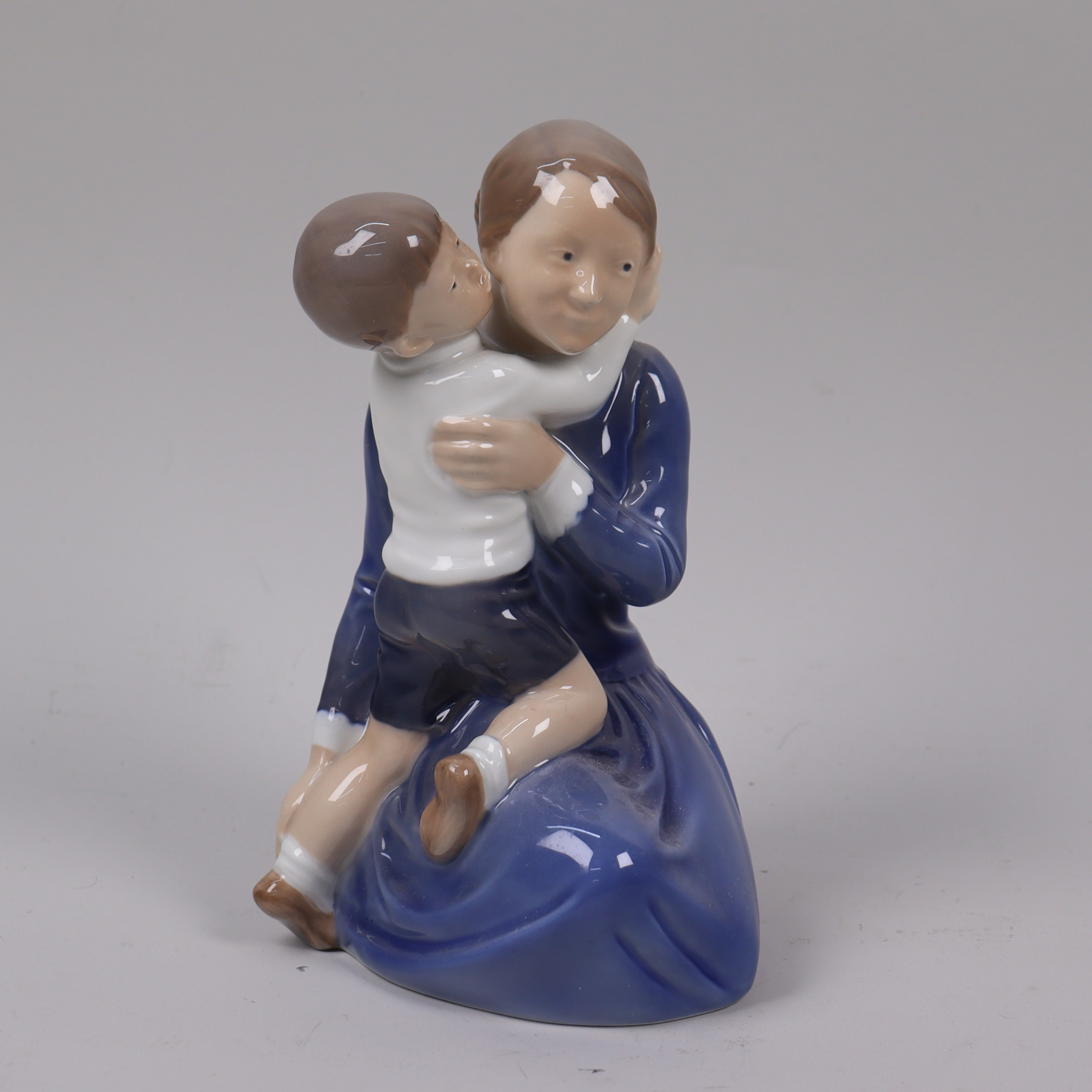 HOLGER CHRISTENSEN. Royal Copenhagen, figurin #2457, mor med barn.